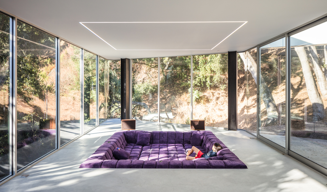 下降客廳中央處，運用B&B Italia 的Tuffy Time 紫色沙發組件，打造可坐、可臥，可獨處、可歡聚的逍遙自在天地。