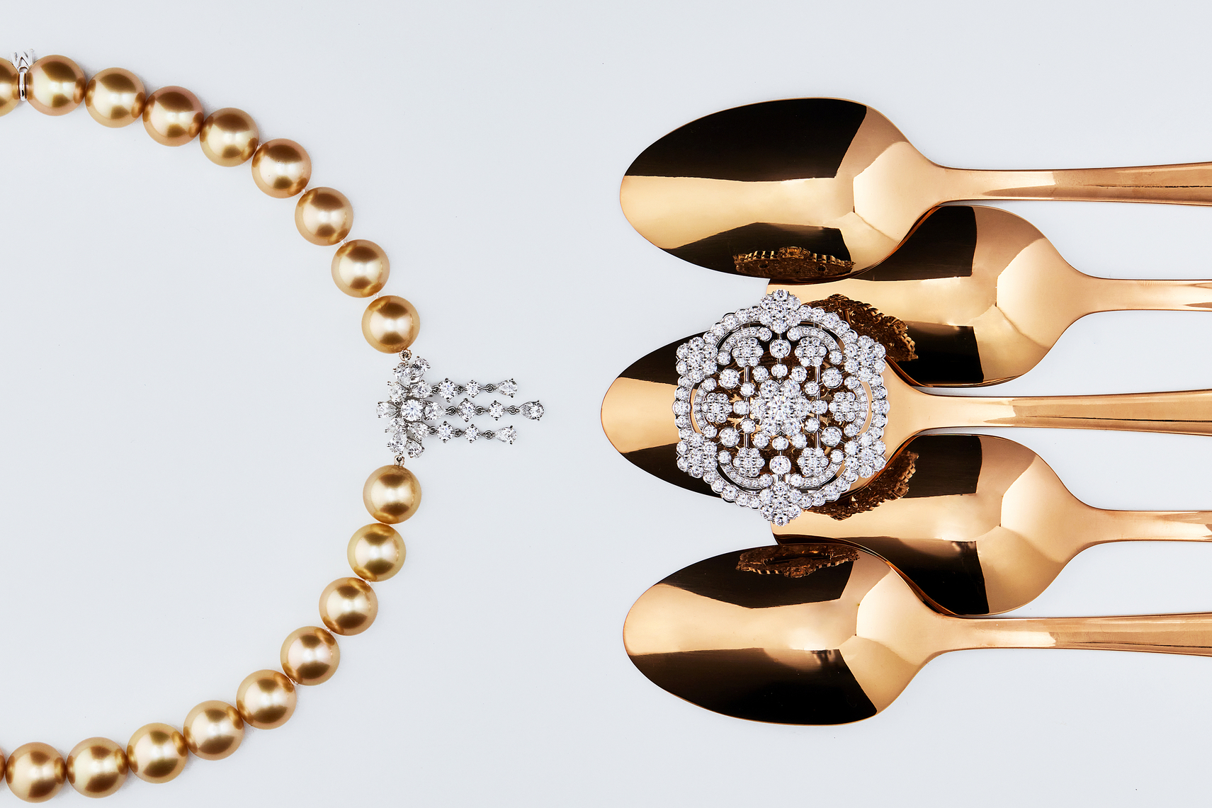 Mikimoto 頂級珠寶系列金南洋珍珠和鑽石項鍊。 Van Cleef & Arpels Snowflake 鑽石胸針及吊墜。
