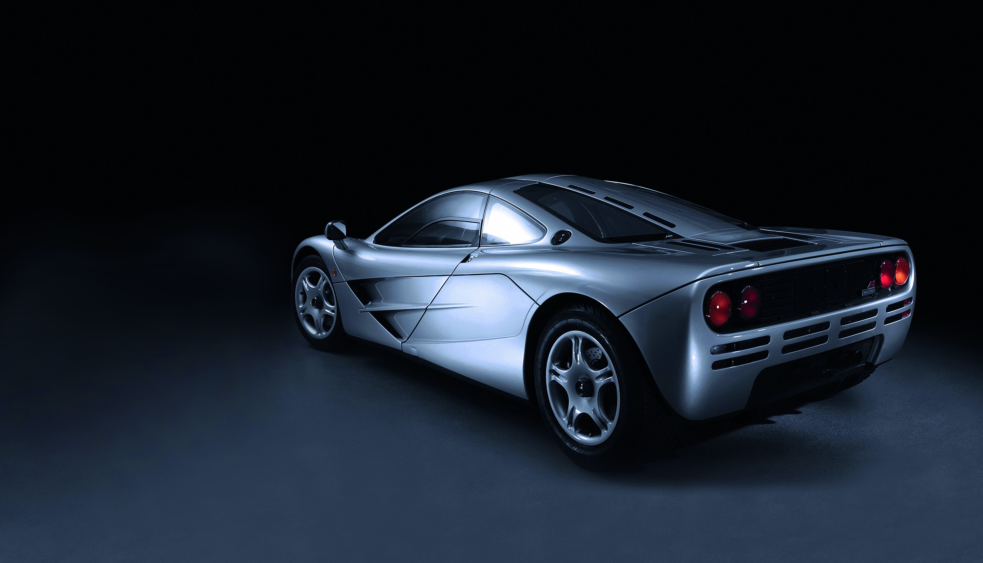 McLaren F1 規格表 國籍:英國 發表時間:1992 年 規格:長 4,287×寬 1,820×高 1,140 mm 引擎:V12 自然進氣 排氣量:6,064 c.c. 馬力:627 hp/7,400 rpm 扭力:66.4kgm/5,600 rpm