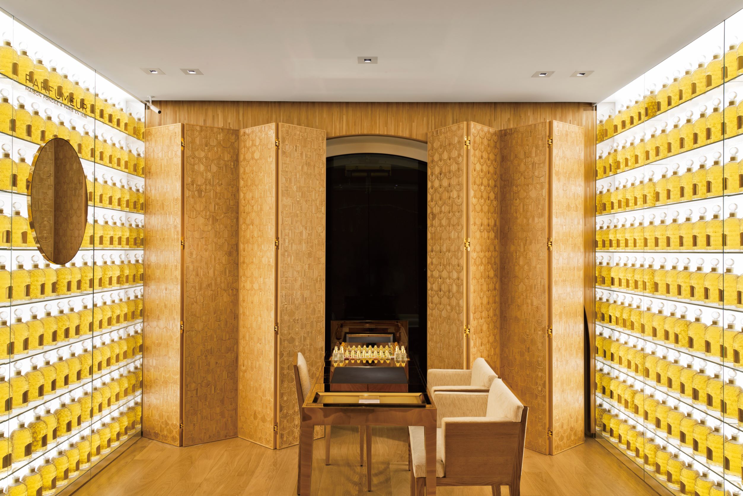 在法國 Guerlain 嬌蘭巴黎香榭麗舍 68 號旗艦店內的香水諮詢區，就是由 Lison de Caunes 操刀製作麥稈裝飾屏風與牆面。