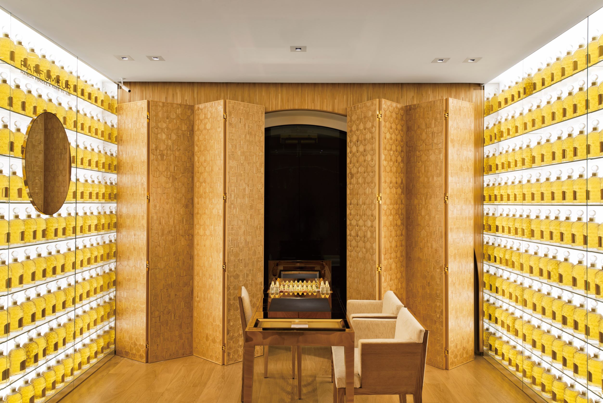 在法国 Guerlain 娇兰巴黎香榭丽舍 68 号旗舰店内的香水咨询区，就是由 Lison de Caunes 操刀制作麦秆装饰屏风与墙面。