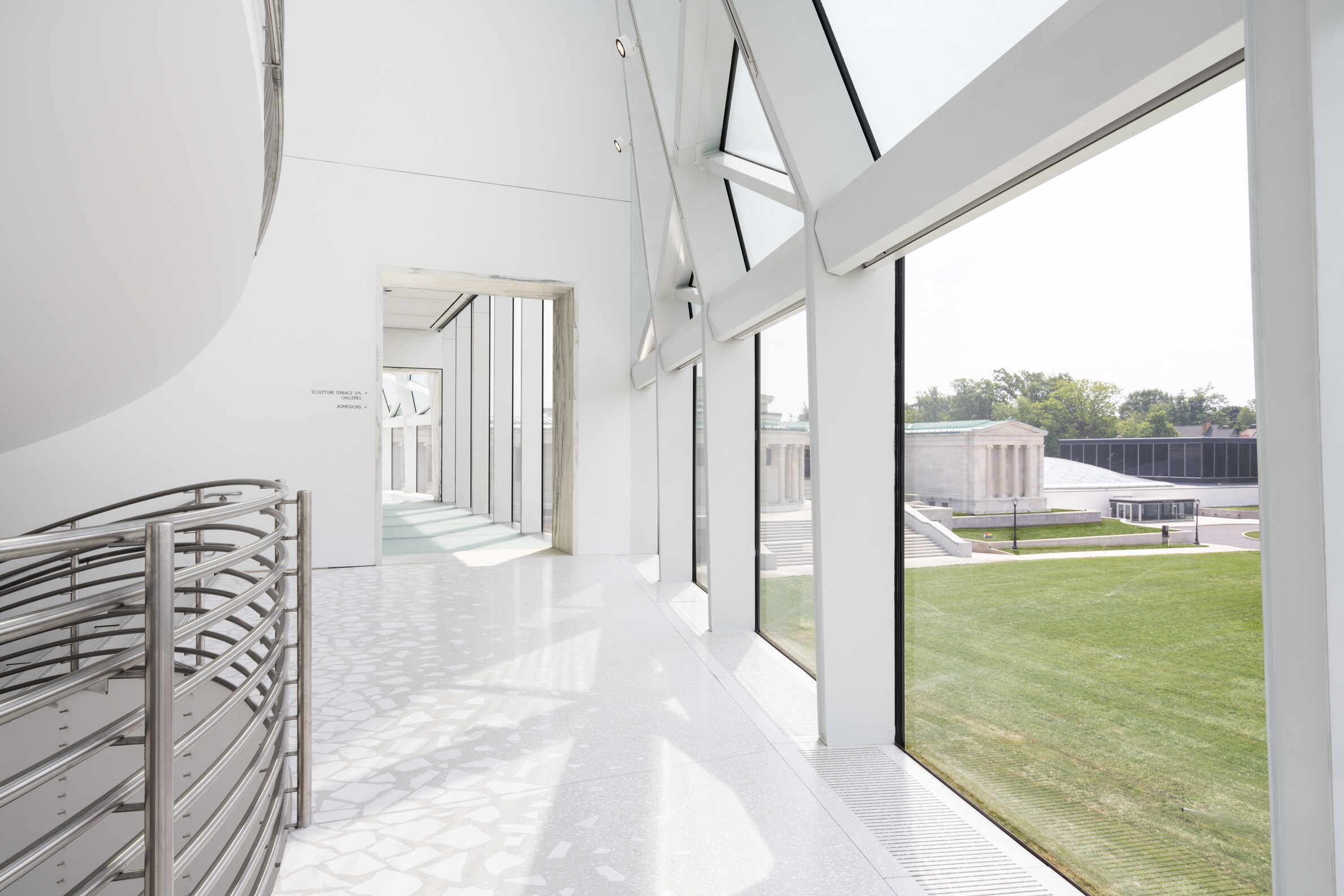 在新館建築內可以隨時透過玻璃牆幕，欣賞到周遭景觀。