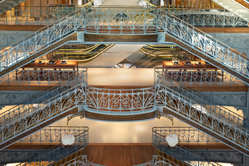 連接各樓層的中庭階梯，是 La Samaritaine 原建築最具記憶點的經典設計。