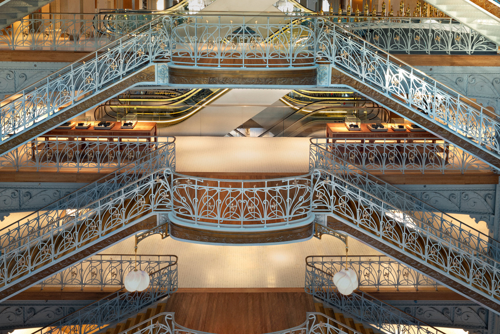 连接各楼层的中庭阶梯，是 La Samaritaine 原建筑最具记忆点的经典设计。