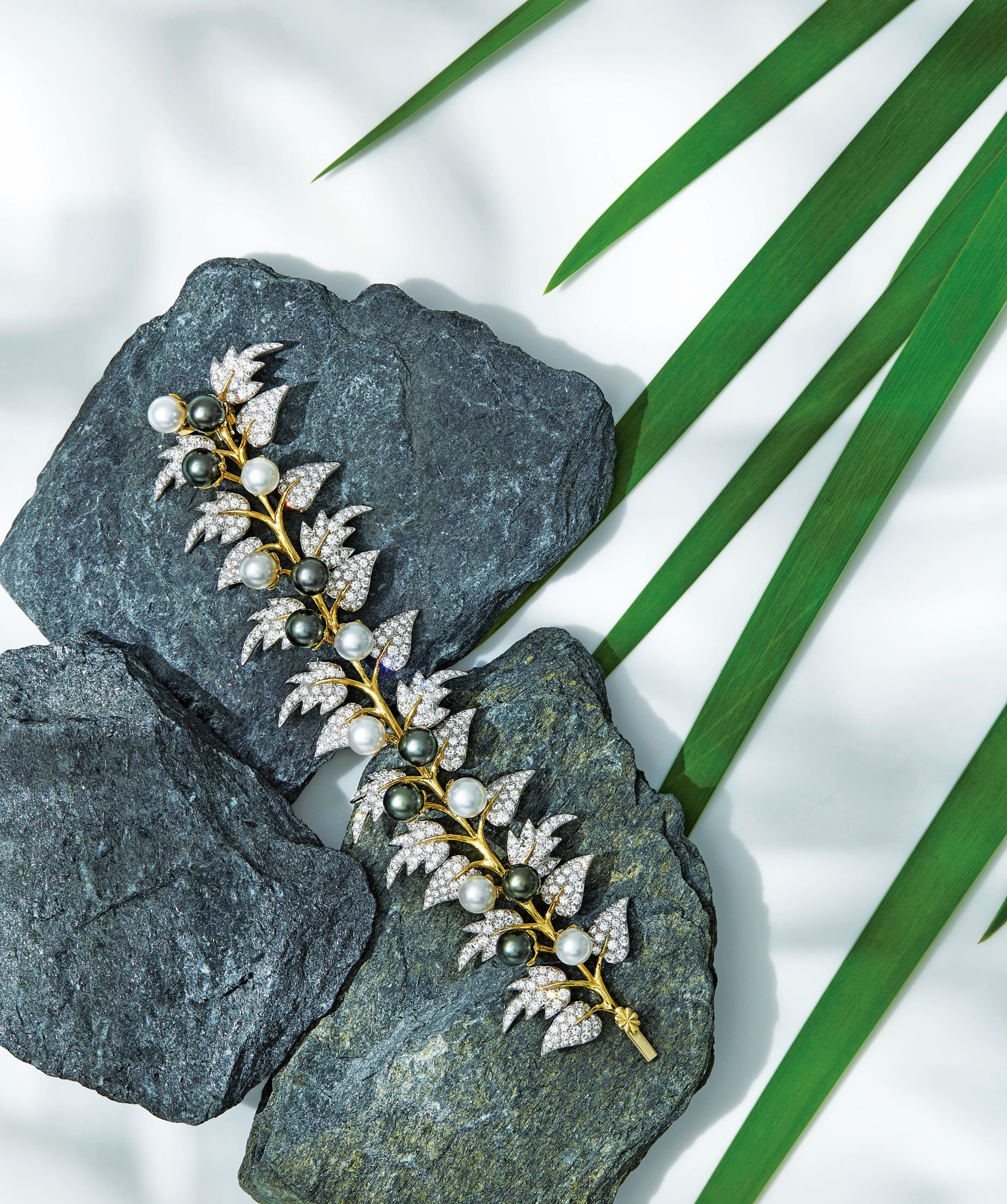 Tiffany Jean Schlumberger 高級珠寶系列手鐲，葉形設計鑲嵌 16 顆珍珠與鑽石。