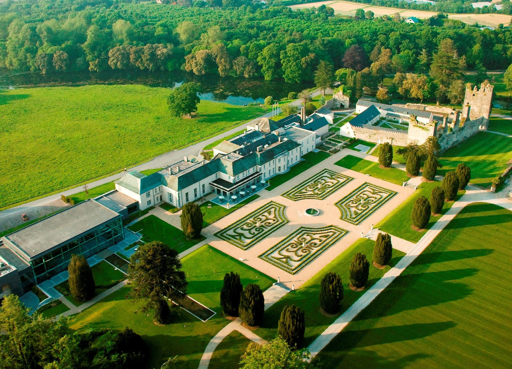 擁有 90 公頃花園美景的 Castlemartyr Resort。