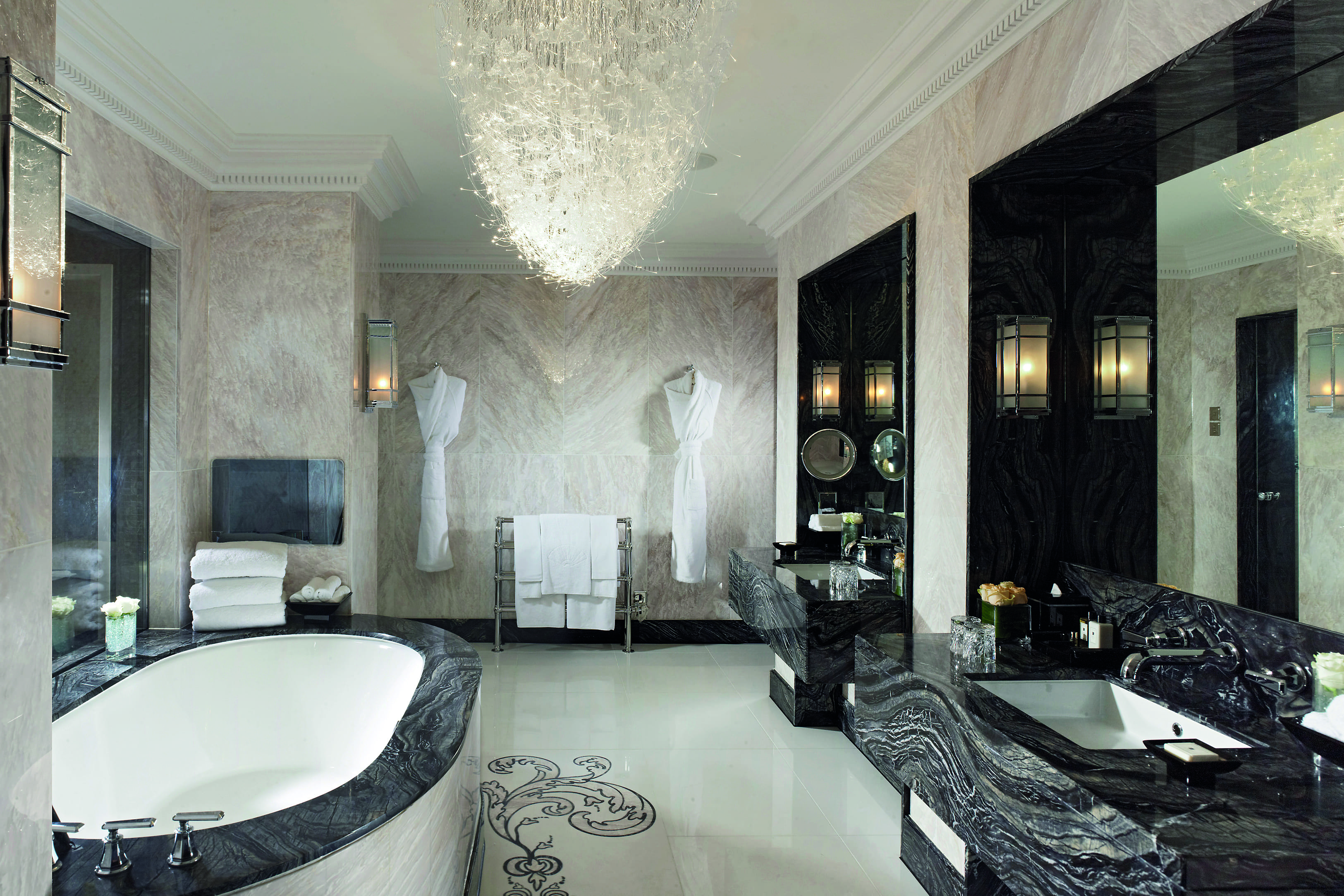 套房內的浴室特別採用 Volakas 銀狐石為裝飾，彰顯貴族般的奢華氣派。