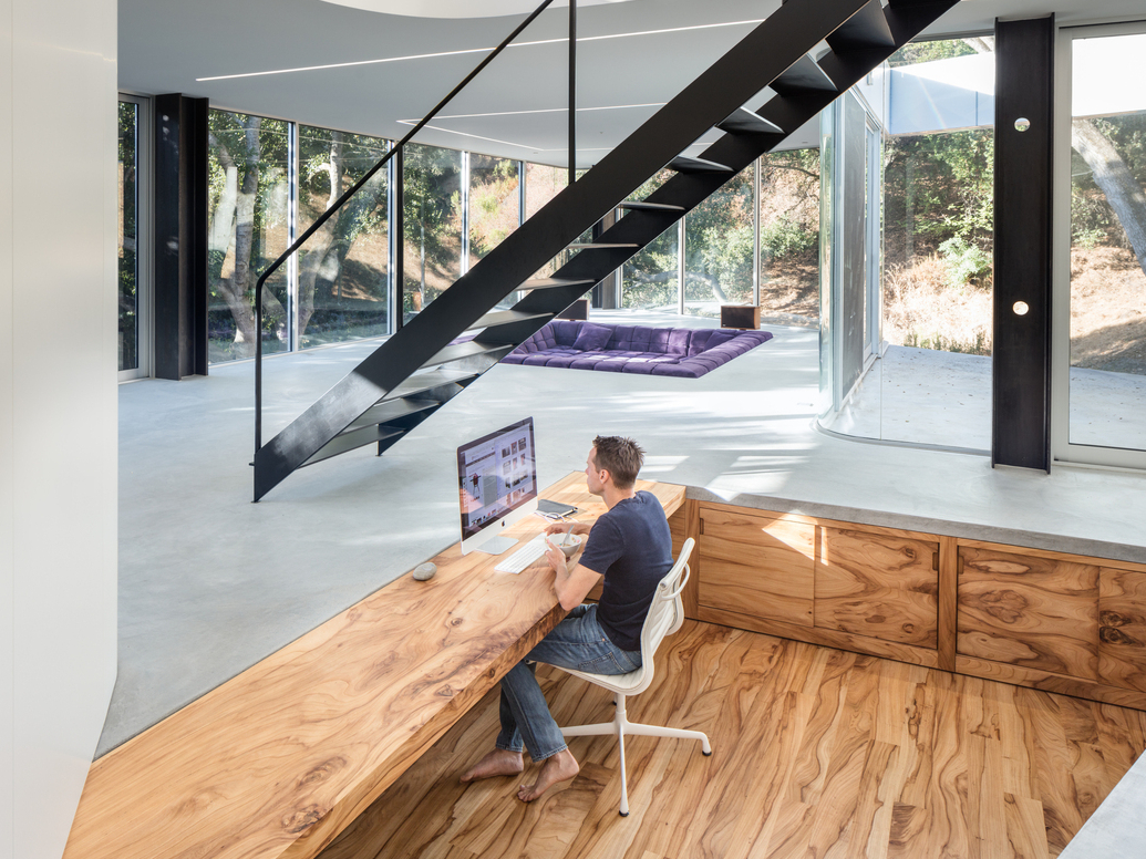 辦公場域採下沉空間設計，上方是一、二層挑空，由上灑下的天光，提供足夠照明，沈澱心靈，啟迪創意發想。