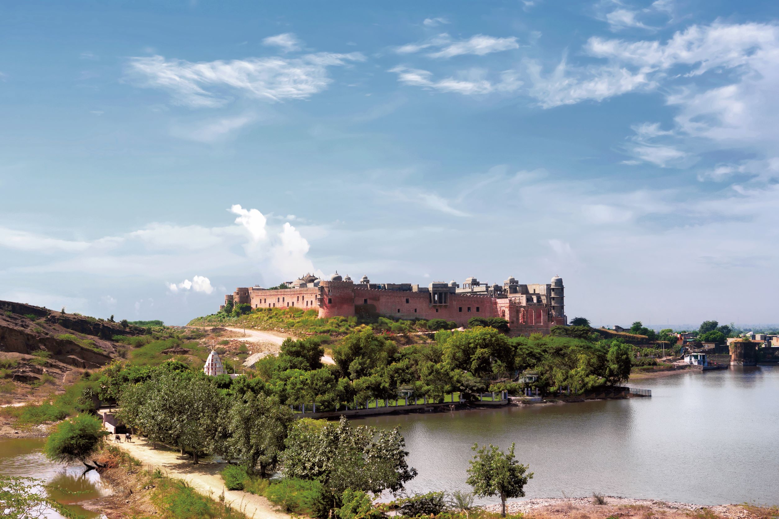 與 Barwara 湖相鄰的 Six Senses Fort Barwara，是由 14 世紀的城堡宮殿改建而成。