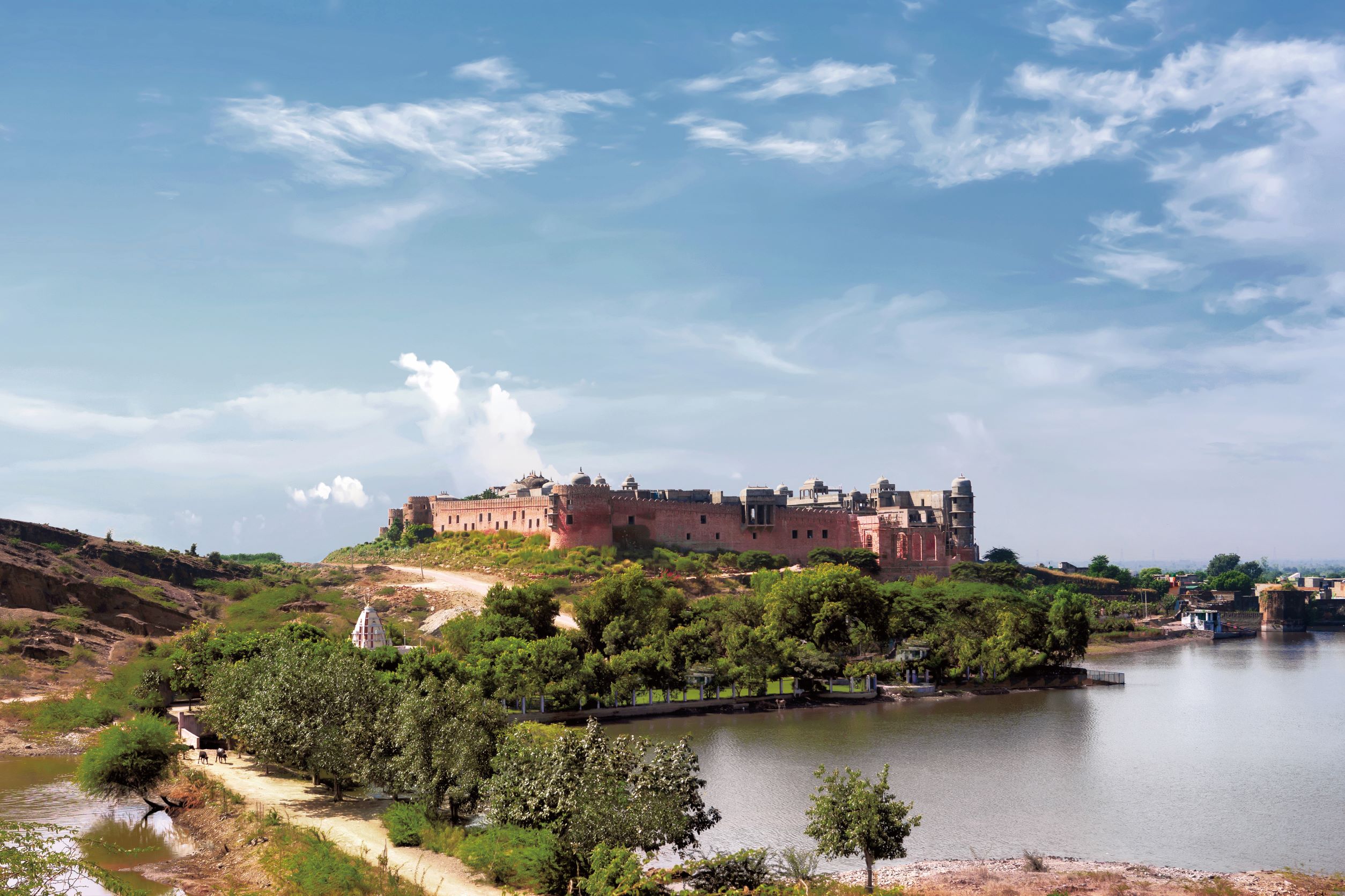与 Barwara 湖相邻的 Six Senses Fort Barwara，是由 14 世纪的城堡宫殿改建而成。