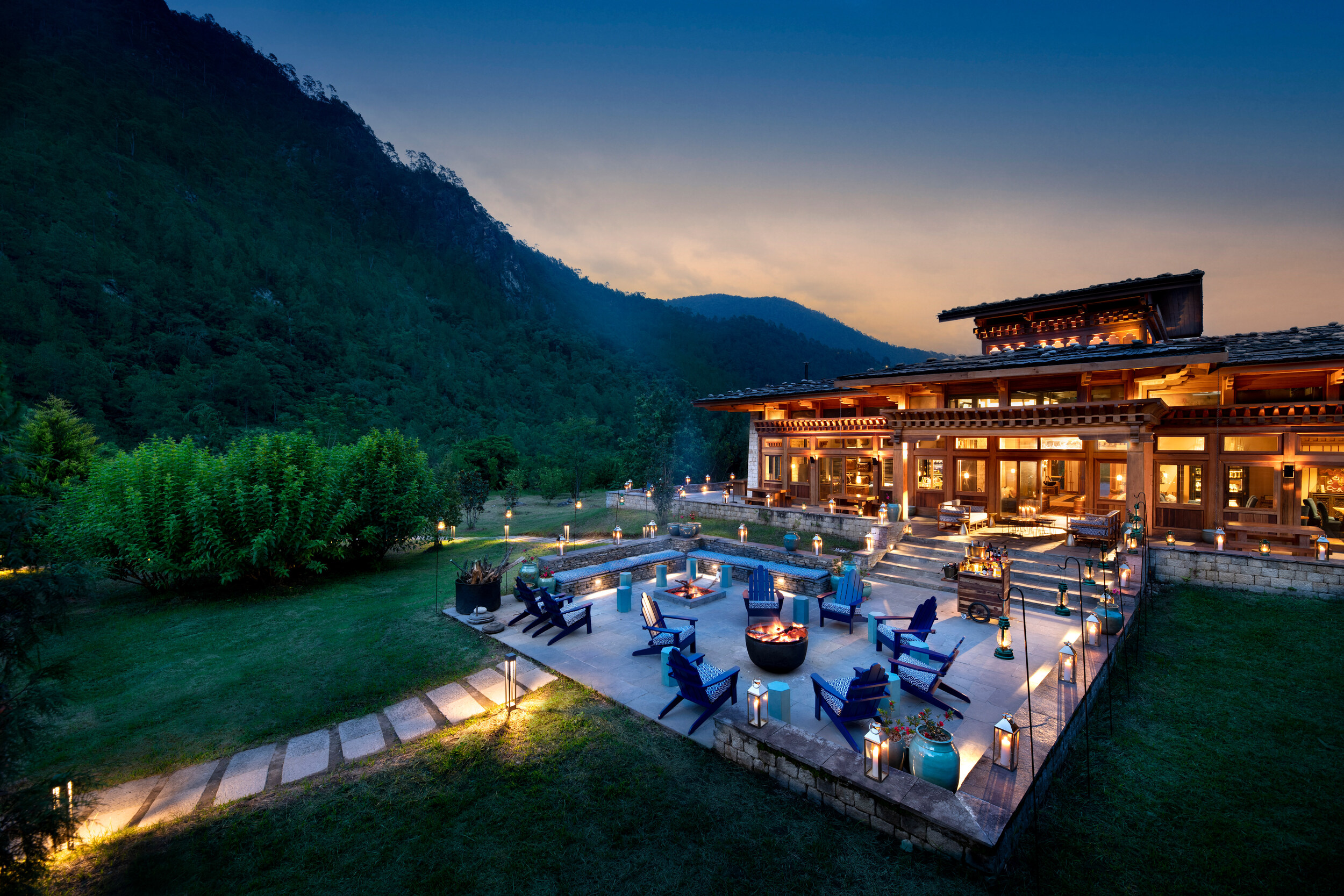 飯店庭院的營火交誼區，讓遊客能在此欣賞喜馬拉雅山間的迷人夜空。