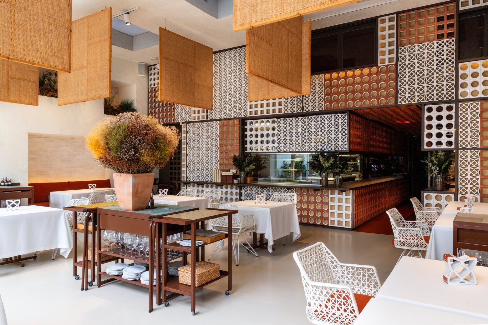 Disfrutar 除了特別以陶土花磚為裝飾元素，並且設計有寬敞的用餐空間。(© Joan Valera)
