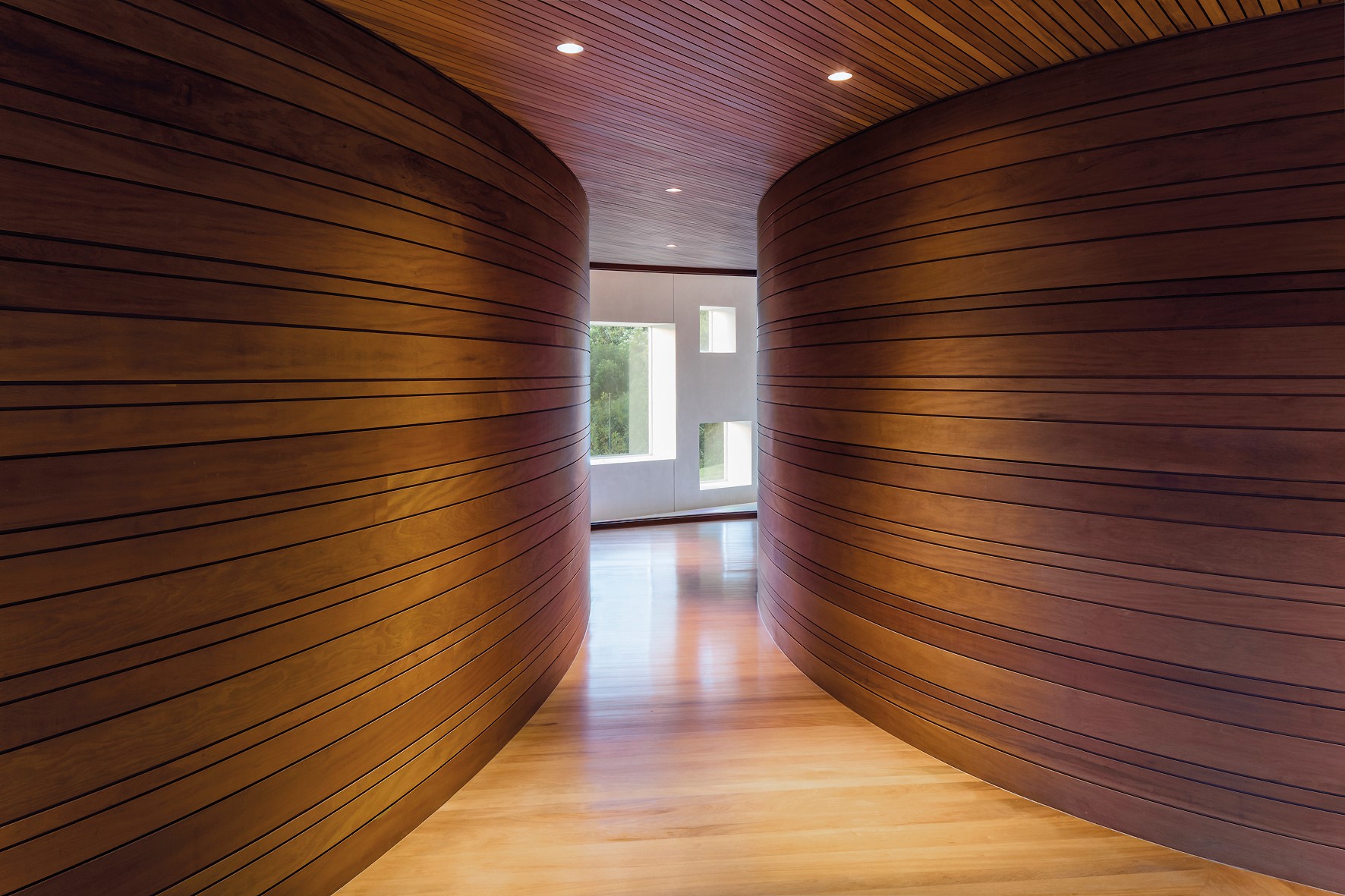 從私宅室內可見以石塊和木頭所堆砌出的紋理牆面，藉著自然材的本質，與戶外串聯出同步調氛圍。