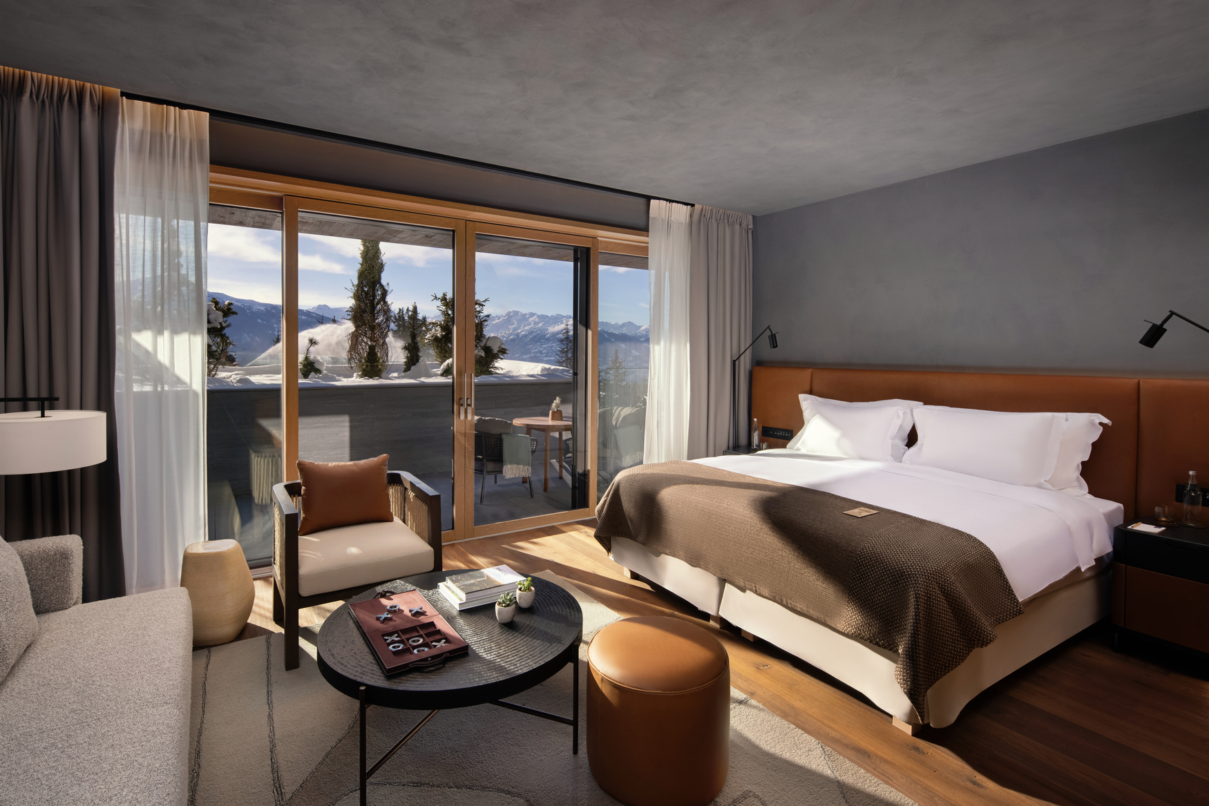 入住露臺套房，躺在床上就能欣賞一望無際的阿爾卑斯山景。