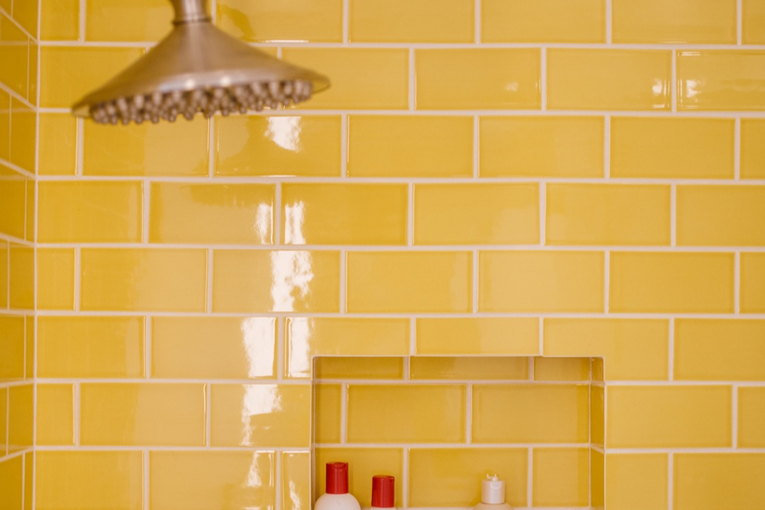 在簡約的黃磚浴室迎來清新早晨。