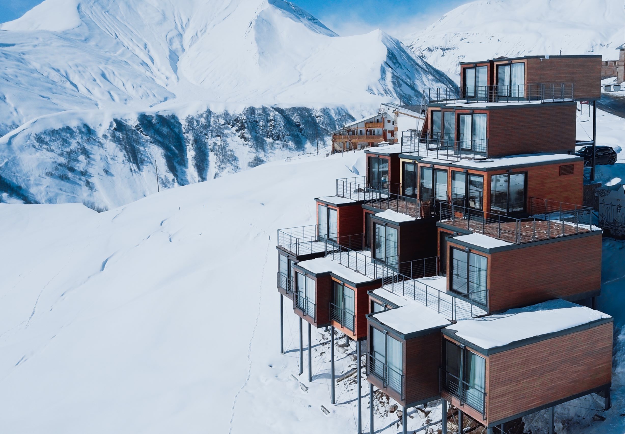 COOLEST SHIPPING CONTAINER ARCHITECTURES: Quadrum Ski & Yoga Resort 回收货柜的创意变身 - 超酷货柜滑雪旅馆