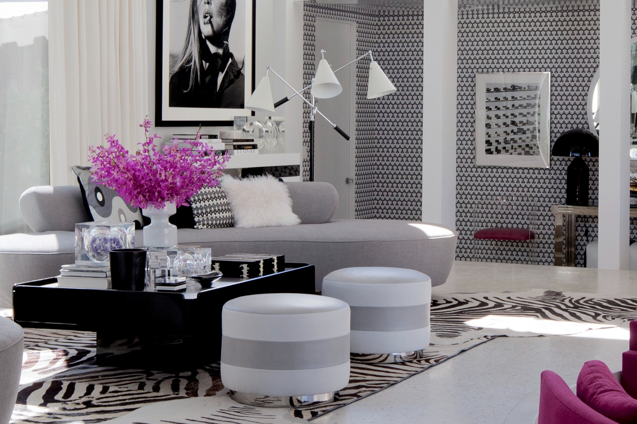 斑馬皮和鮮明對比黑白掛畫及幾何圖案壁紙，搭配灰色沙發、 亮麗色彩家具家飾，讓空間宛如一件普普藝術作品。