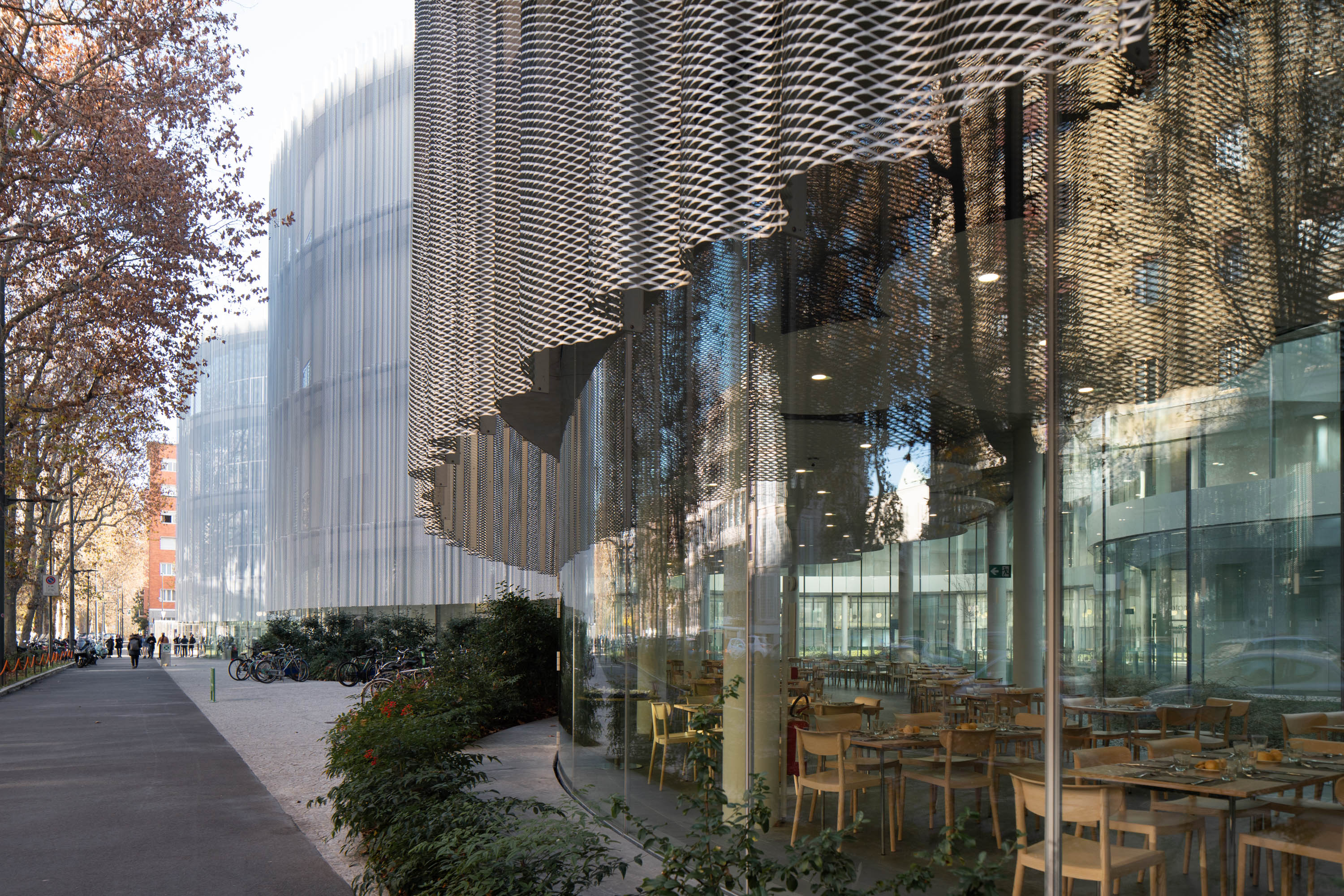 新校區的玻璃牆幕會自然映照著周遭的城市景觀， 讓校園建築與城市環境相互滲透連結。(Photo by Filippo Fortis)