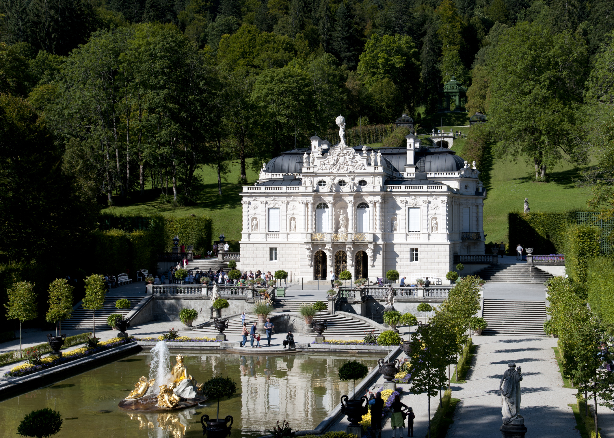被稱為山中寶石的林德霍夫宮，是由設計師 Georg Dollman 於 1874 年設計建造而成。