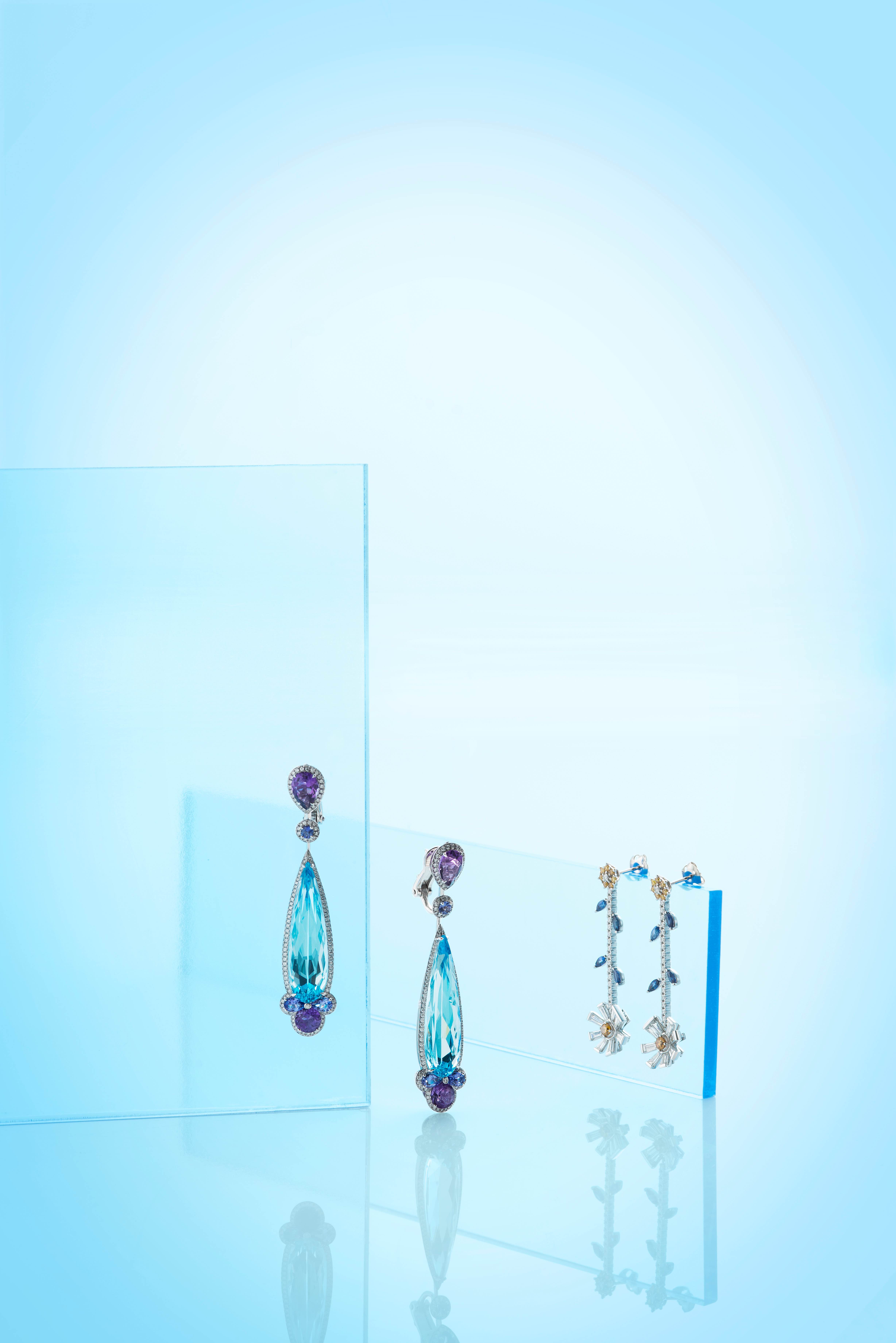 Temptation 系列耳环，主石拓帕石，CHOPARD。 Opulence 耳环，铂金镶嵌钻石、黄钻与蓝宝石，TASAKI。
