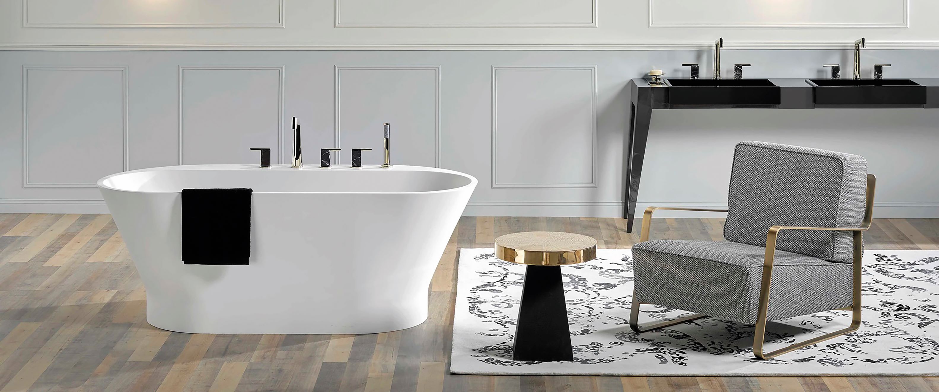 與奢華衛浴品牌 THG Paris 合作推出的 Montaigne 系列，別出心裁地將大理石應用到浴缸的底座上。