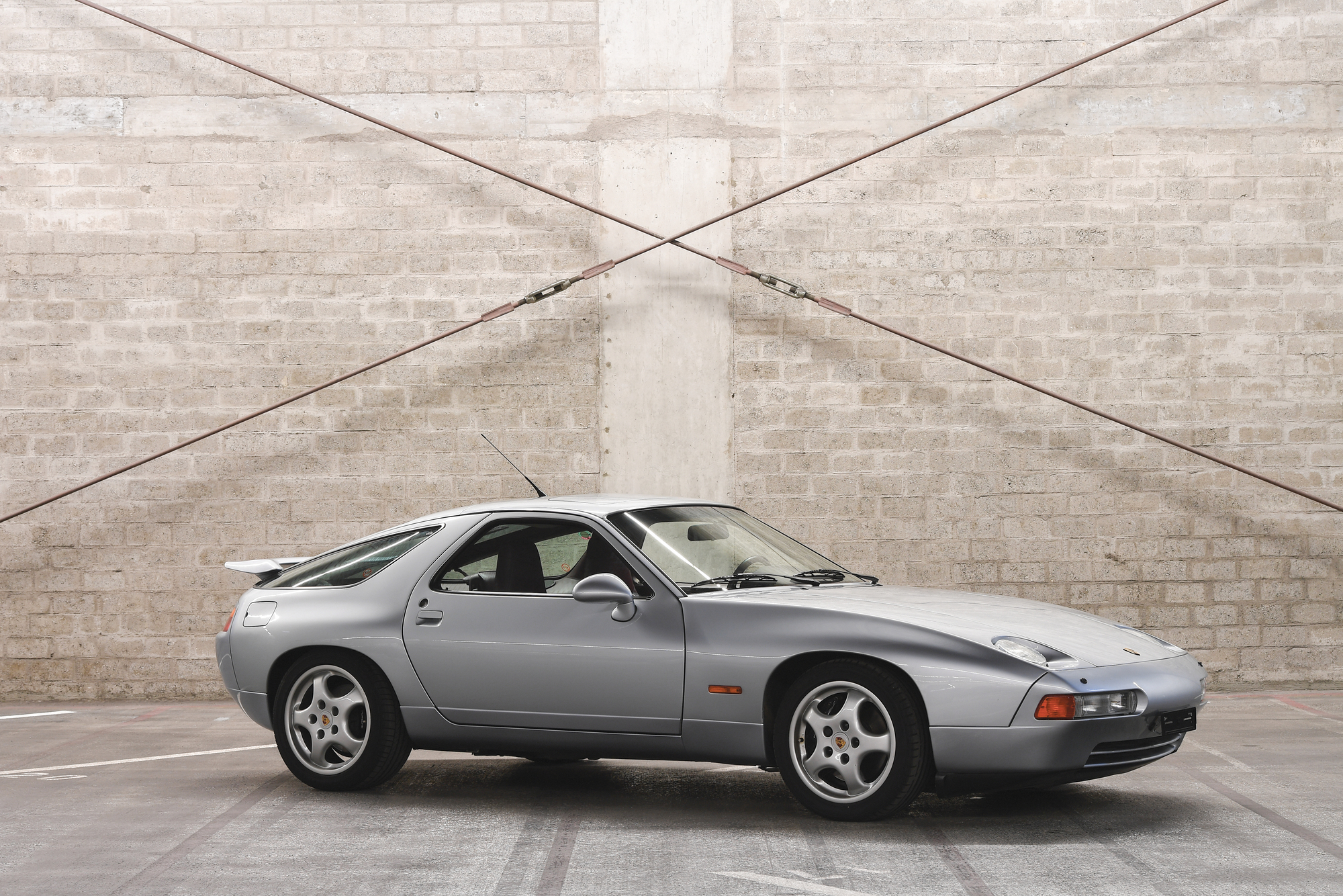 Porsche 在 1977 年發表了 928 車系，以更飽滿的輸出、 更突出的車艙空間，進入 GT 跑車領域。