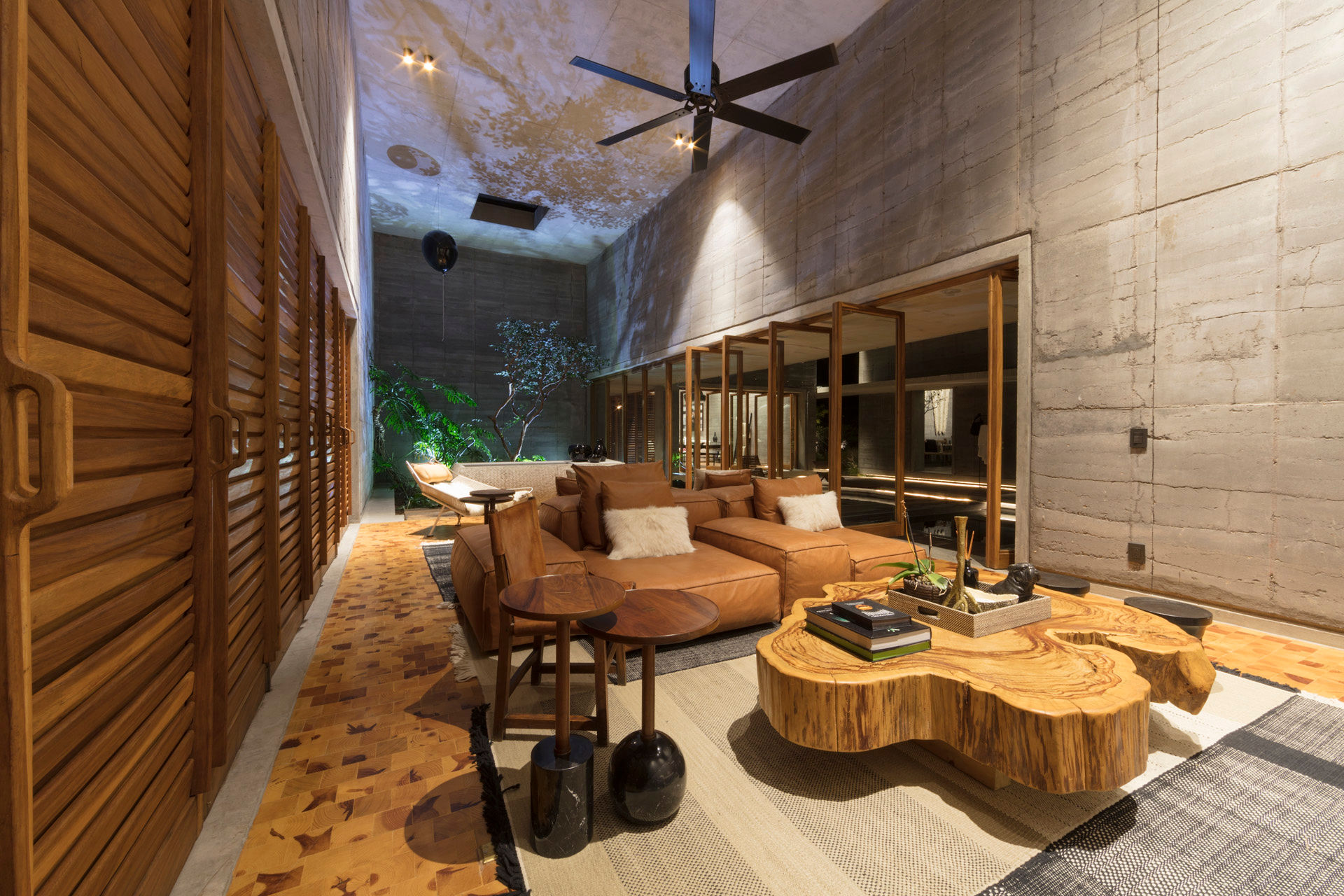室內傢俱大量採用原木色、大地色，展現與自然對話的感覺。