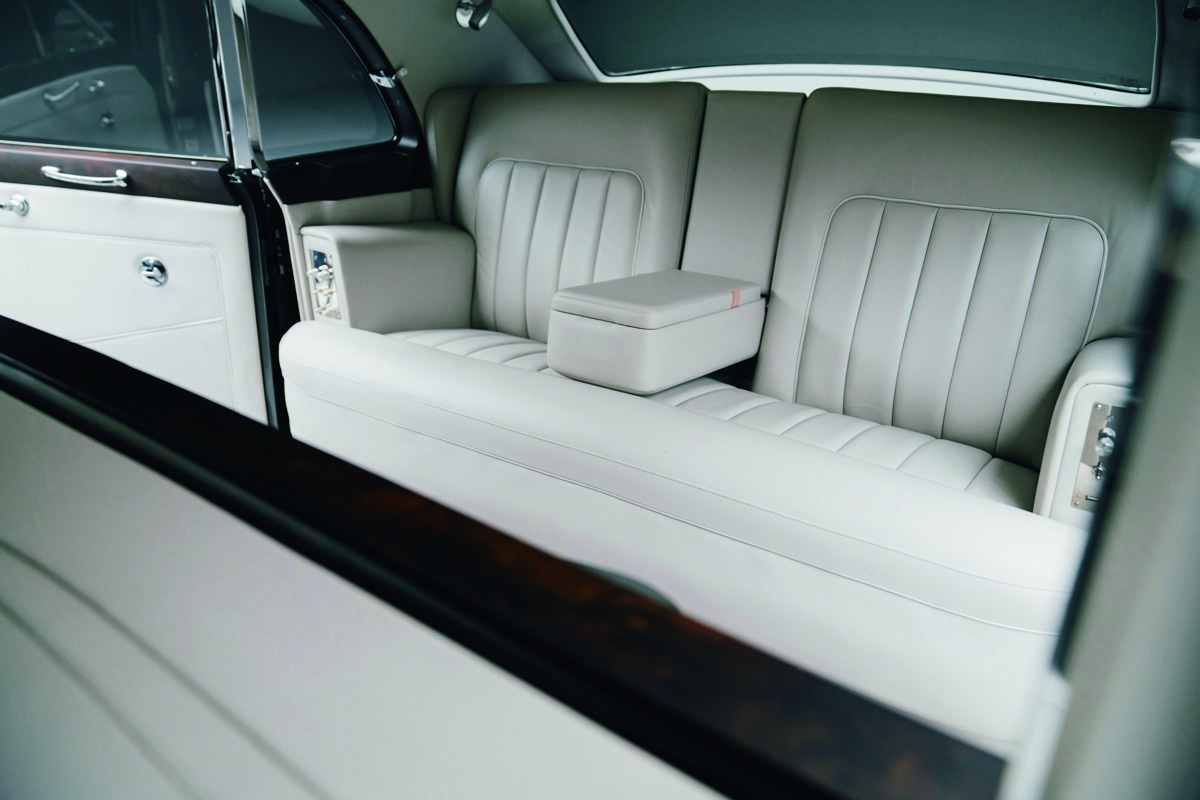 Rolls-Royce Phantom V 全新製作的內裝，嚴謹地遵循當年的格局與設計精神。