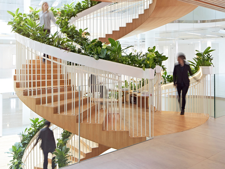 Paul Cocksedg 為倫敦 SOHO 區的工作室打造結合創意與環保意識的花園樓梯，讓設計更具多元意義。