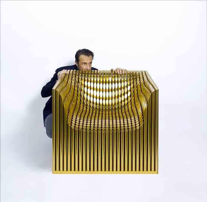 Carlo Colombo 的第一件藝術作品《784》，當時在藝術創作領域雖是初試啼聲，卻立刻受到矚目，因而在米蘭三年展中獲得好評。