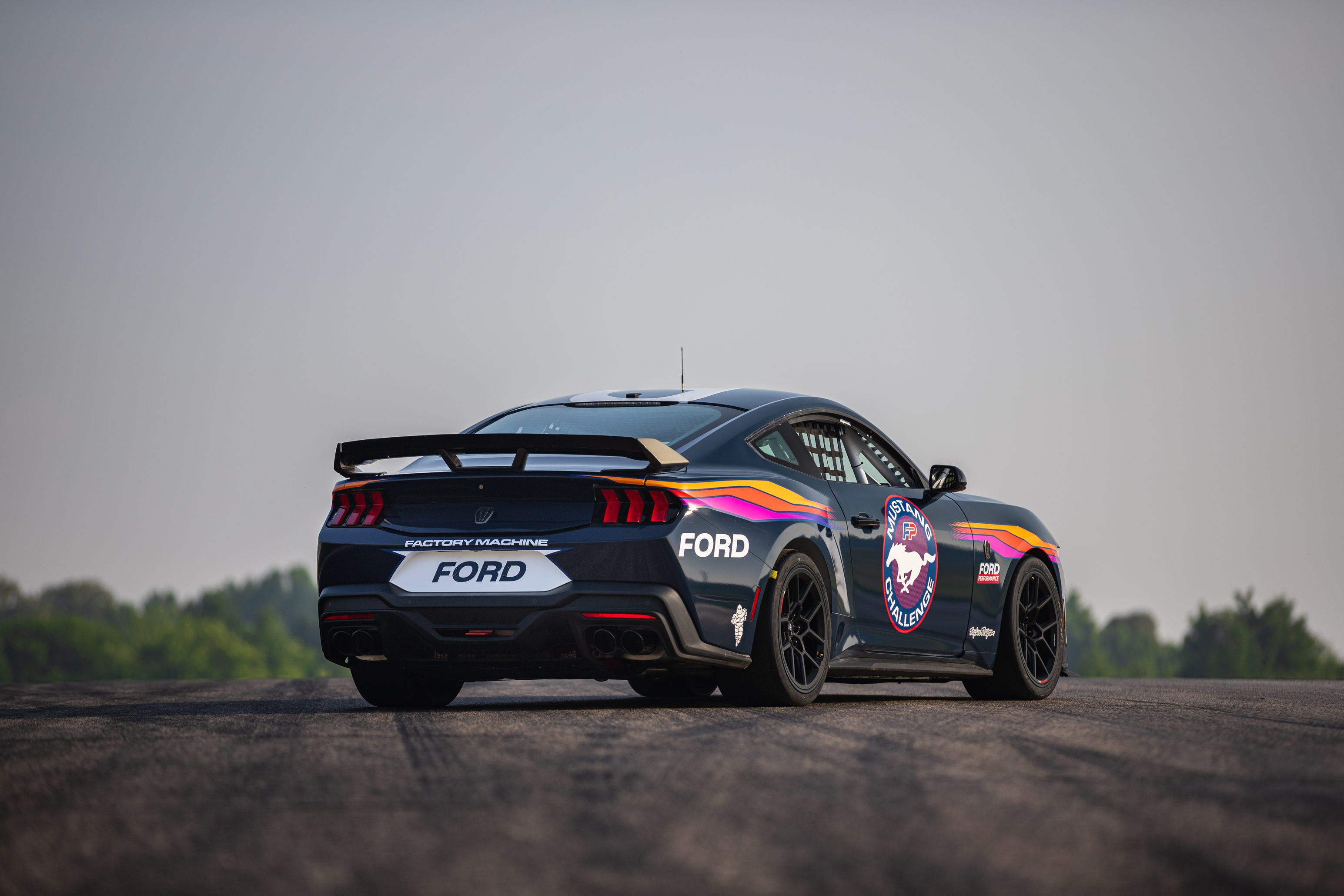 Ford Mustang 競技專屬的 Dark Horse R 版本。