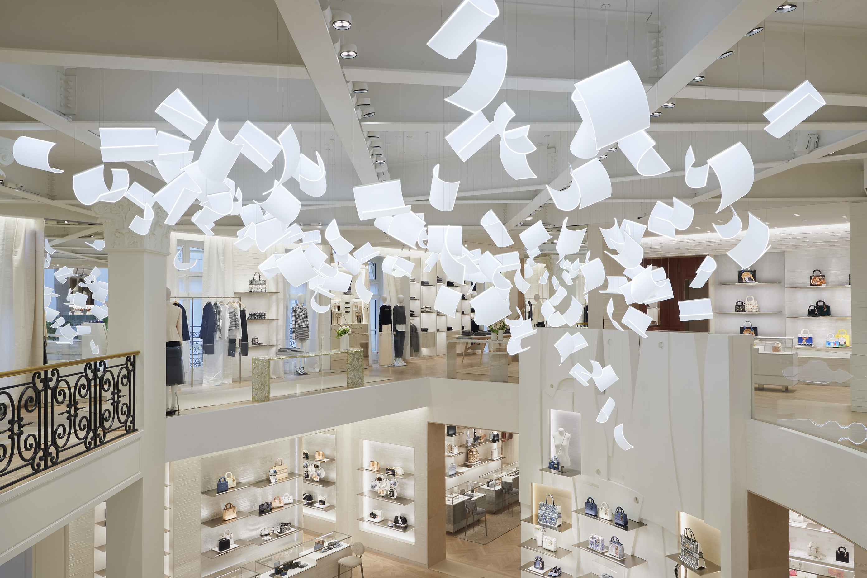 Paul Cocksedge 利用 200 張用導電發光版製作出的 A3 燈光紙，彷彿一堆飛舞紙片的「Bourrasque 」， 成為 2022 年剛整修完的 Dior 蒙田大道總店空間內最美風景。