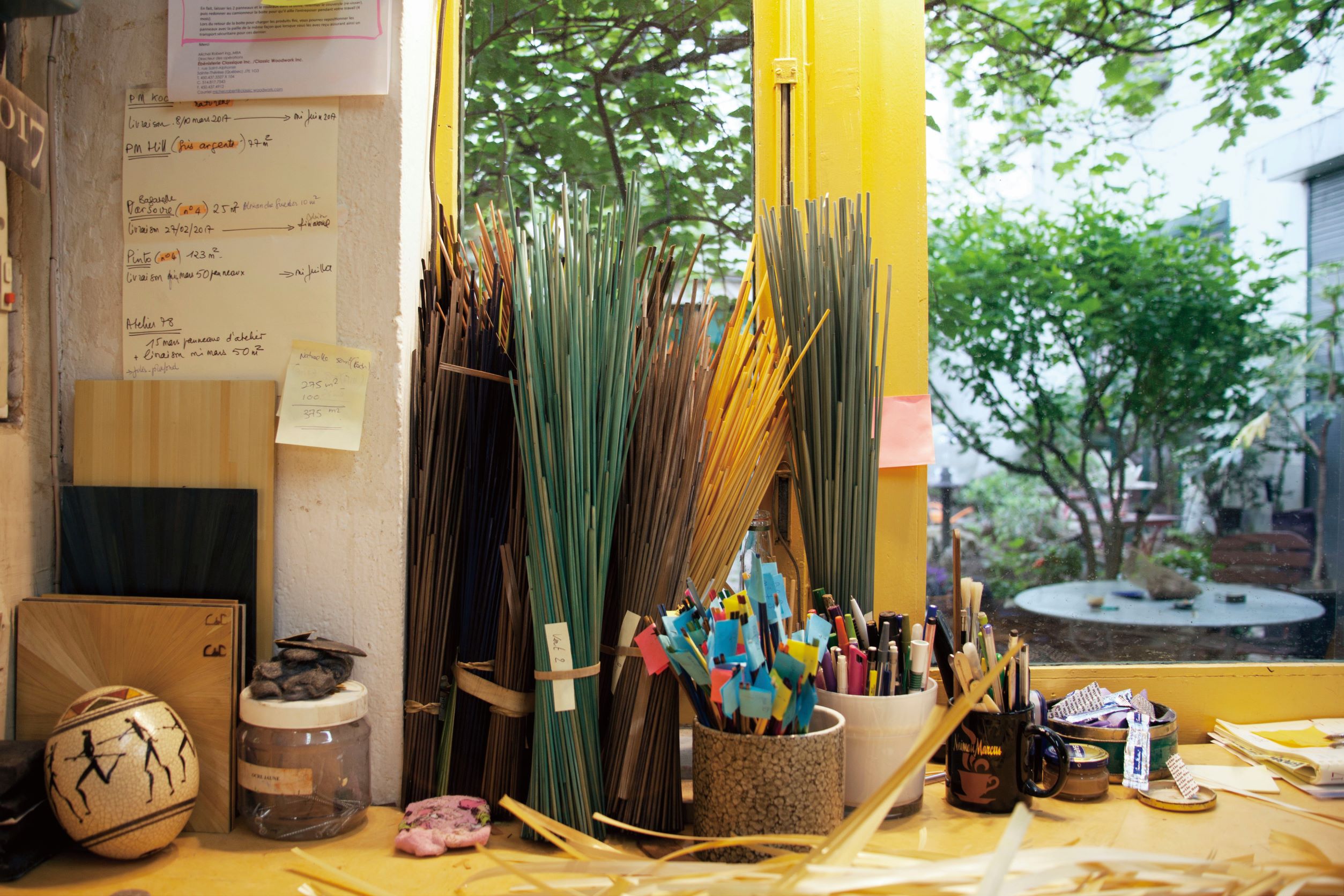在 Lison de Caunes 工作室中，處處可見染色後繽紛的稻稈。