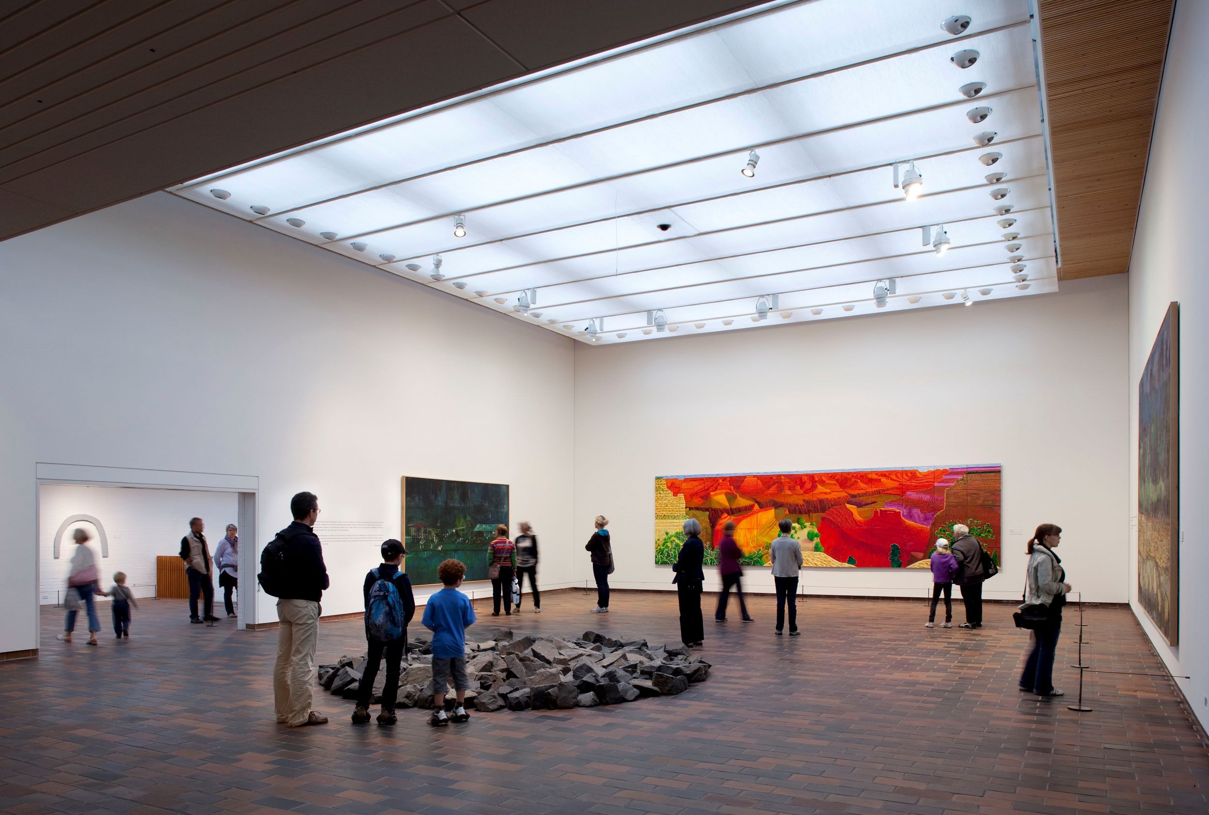 收藏有超过 3,500 件当代艺术作品的 Louisiana 美术馆，每年都会举行 6 到 8 场主题展。