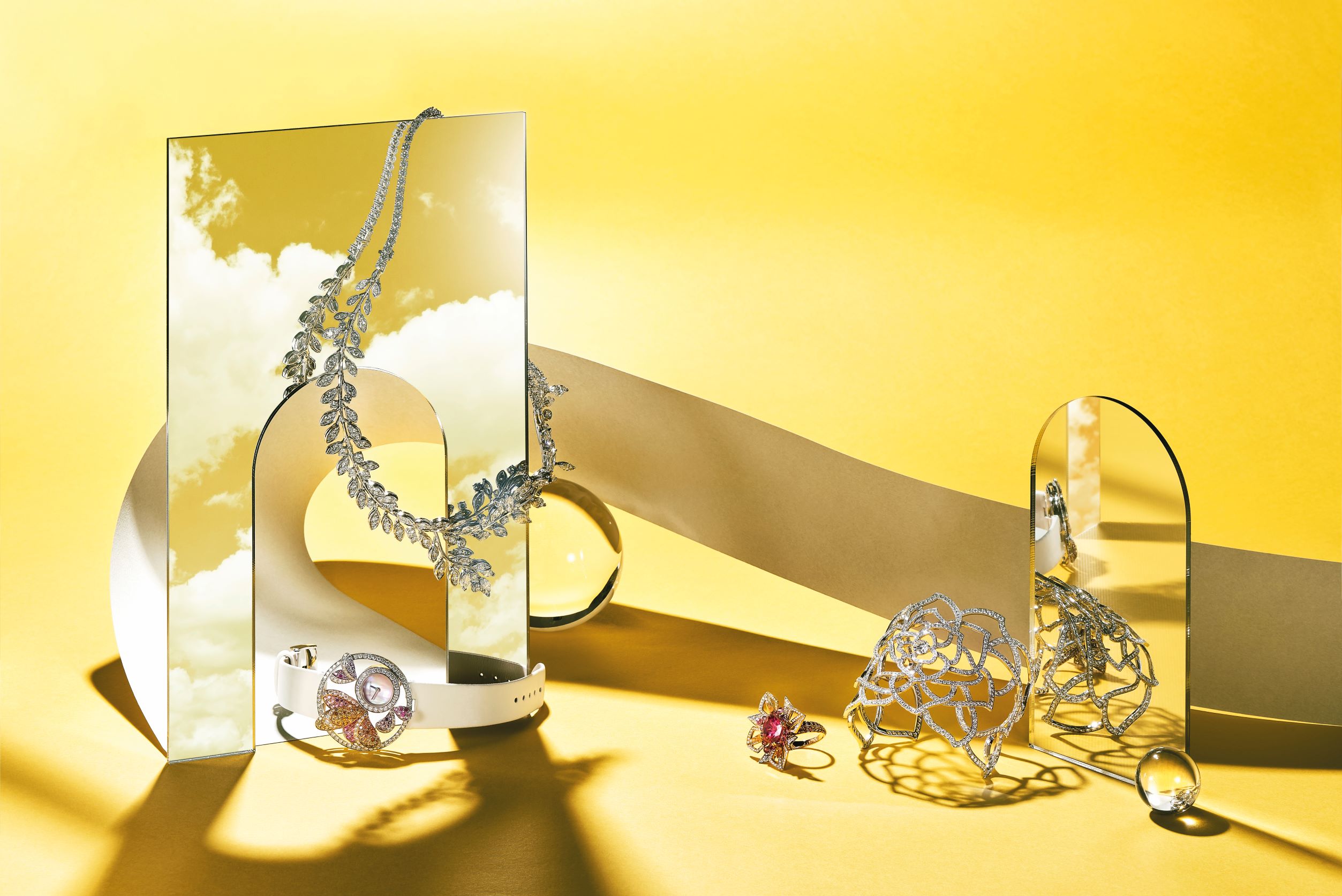 由左至右：Garden Party 顶级珠宝钻石项链，Piaget；Ajourée Bouquet d'Ailes 镂刻系列薄翼花束腕表，Boucheron；Fleur de Lotus 戒指，Boucheron；Garden Party 顶级珠宝钻石手镯，Piaget