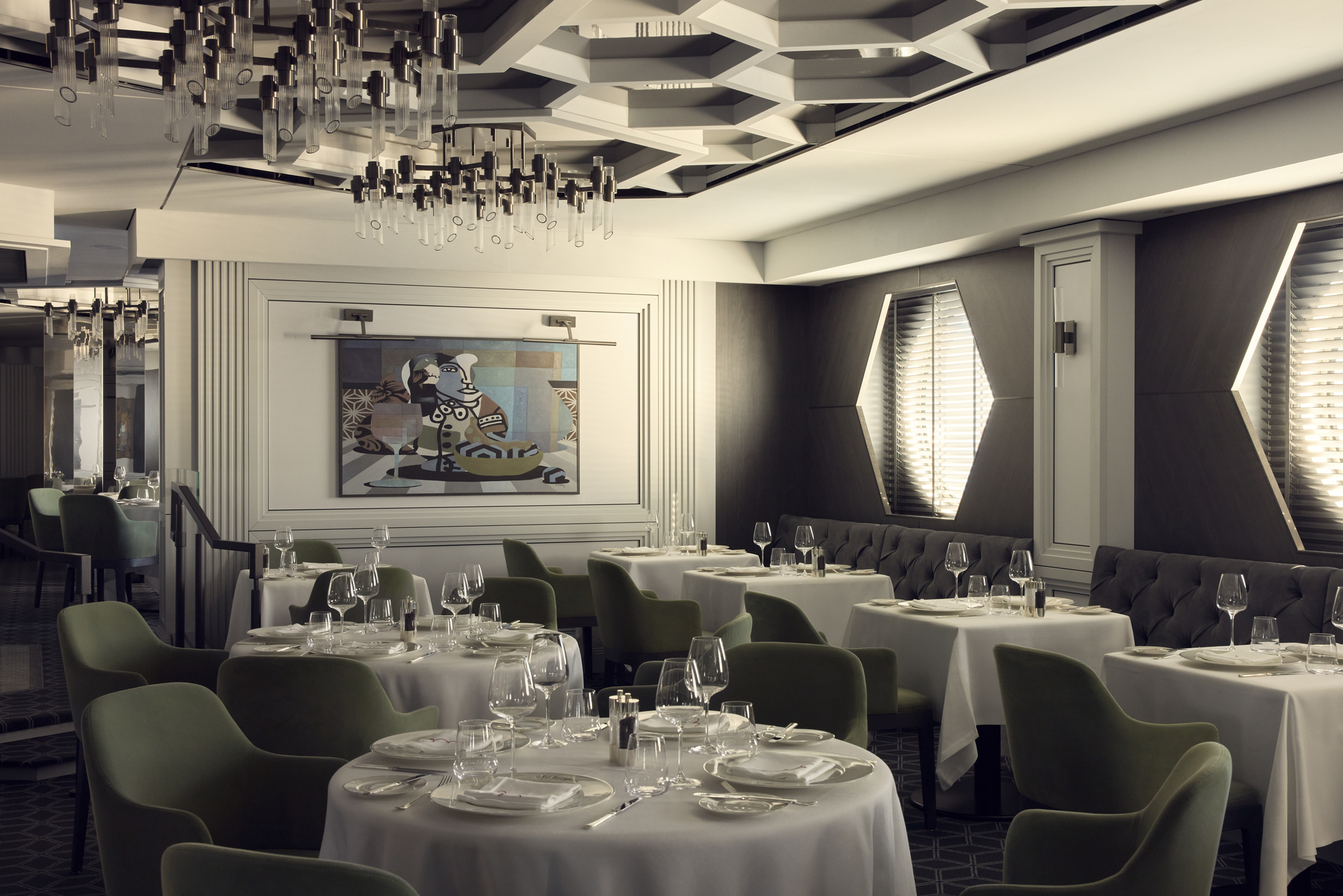 EXPLORA I 的 Fil Rouge 餐厅，提供有跨越不同文化、风味和故事的精致料理。 （ Photograph by Toby Mitchell）