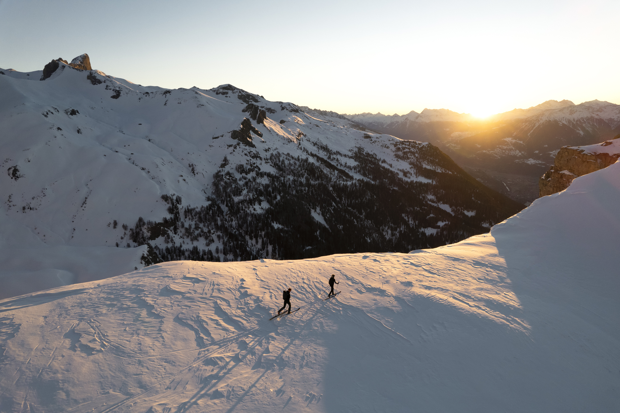 透过滑雪和群山对话，是来到 Crans- Montana 最令人难忘的体验。 （© Patrick Guller）