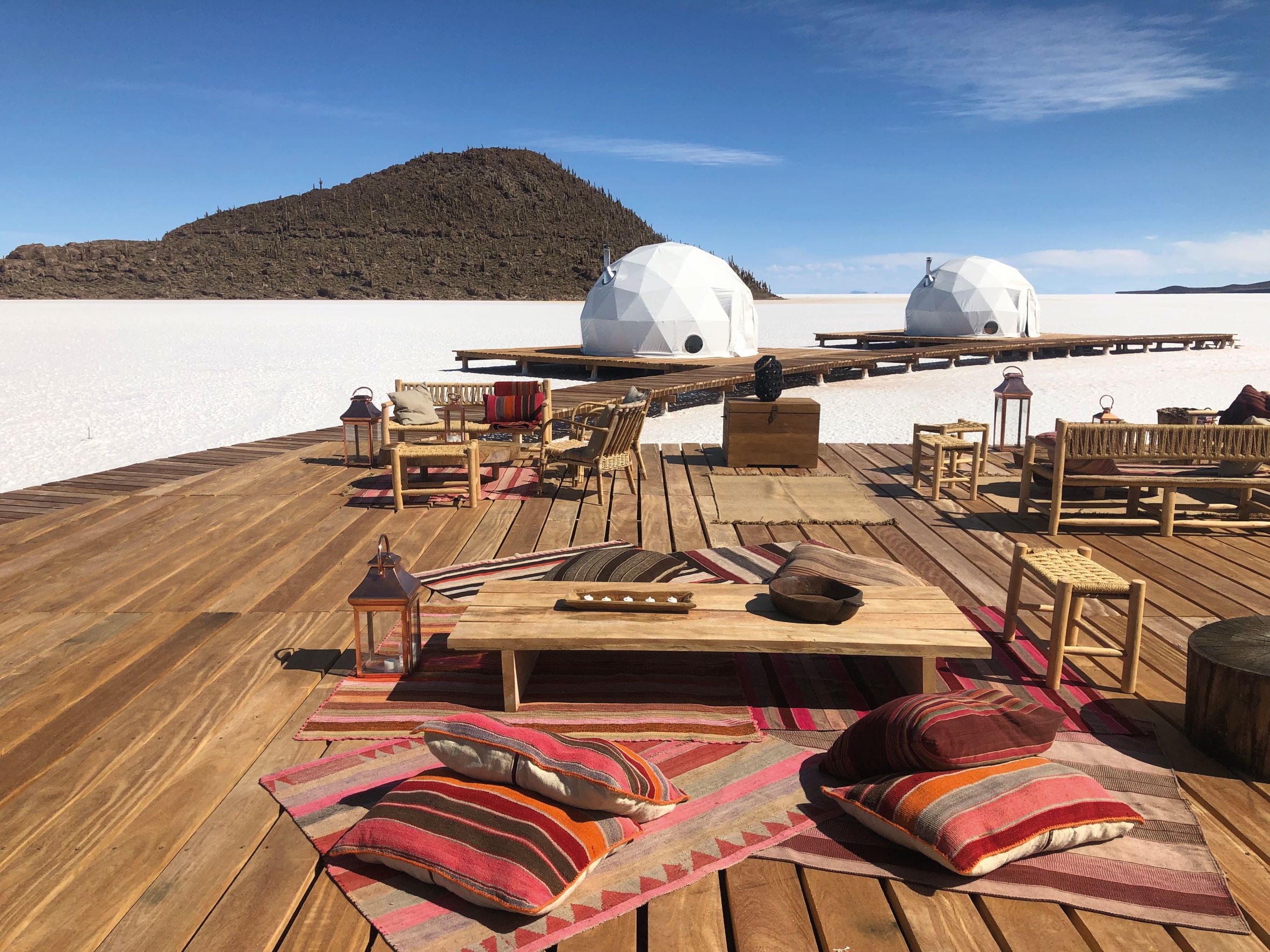 遊客也可以在 Lounge 帳篷外的木棧露臺上用餐賞景。