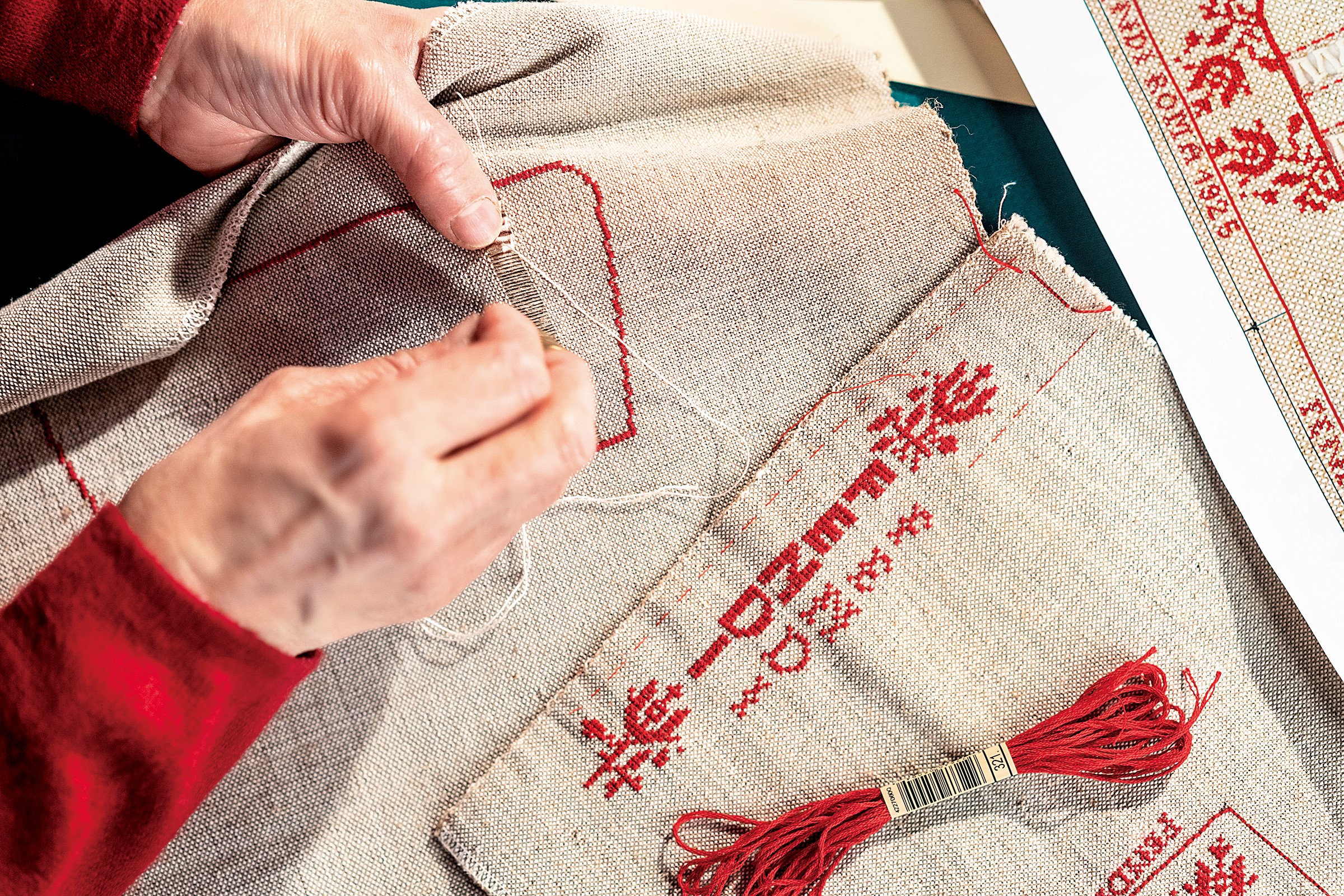 自 1989 年以來，義大利西北部瓦萊達奧斯塔大區阿歐斯塔谷山區的尚波爾謝小鎮，有個傳承類似十字繡傳統的 Lou Dzeut 婦女合作社。家族長老婦女們將未染色的耐用麻布繡上傳統紅色圖案，並透過數字和字母的紀錄把這門手藝確實教給下一代。在本次計劃中，Fendi 著名的「Pequin」條紋圖案與傳統 Valdostan 花邊洞眼交織的畫面，訴說著 Baguette 包將成為該工藝的傳承主體，持續在時尚與織品的世界中活躍著。