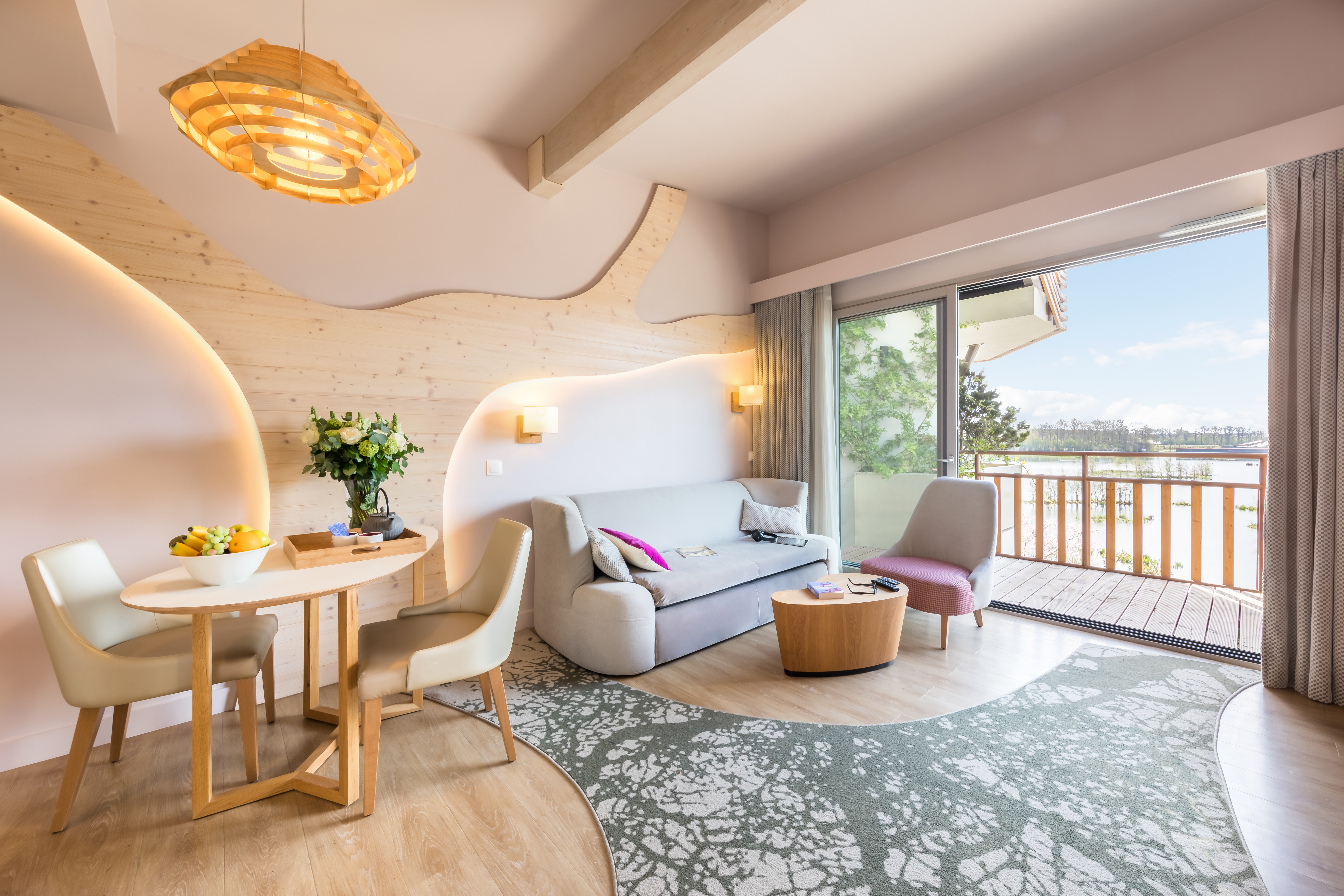 住進外表美輪美奐，洋溢著閒適風情的住房當中，難以想像它們皆由施工中所產生的所有碎片、殘留木材等廢料等製作，貫徹素材完全應用的理念。