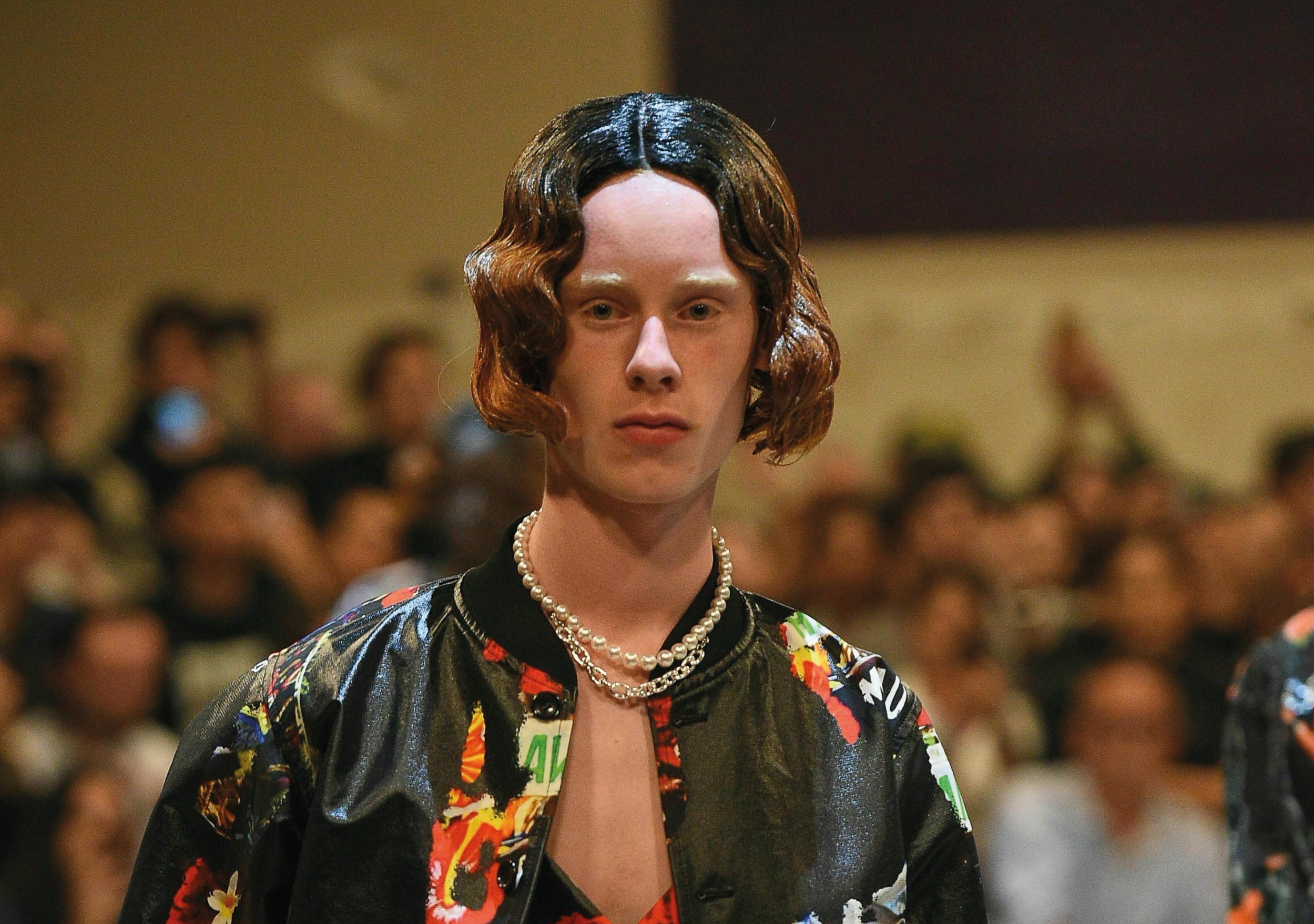 COMME des GARÇONS 2020 春夏男装大秀上，抢先让模特儿戴上多款珍珠项链。