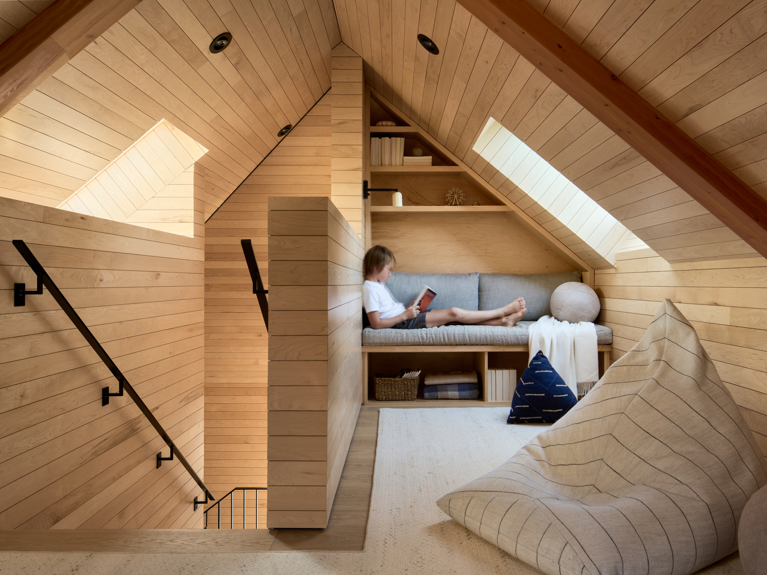 以浅色木材打造墙面和天花板，营造自然质朴温馨氛围。