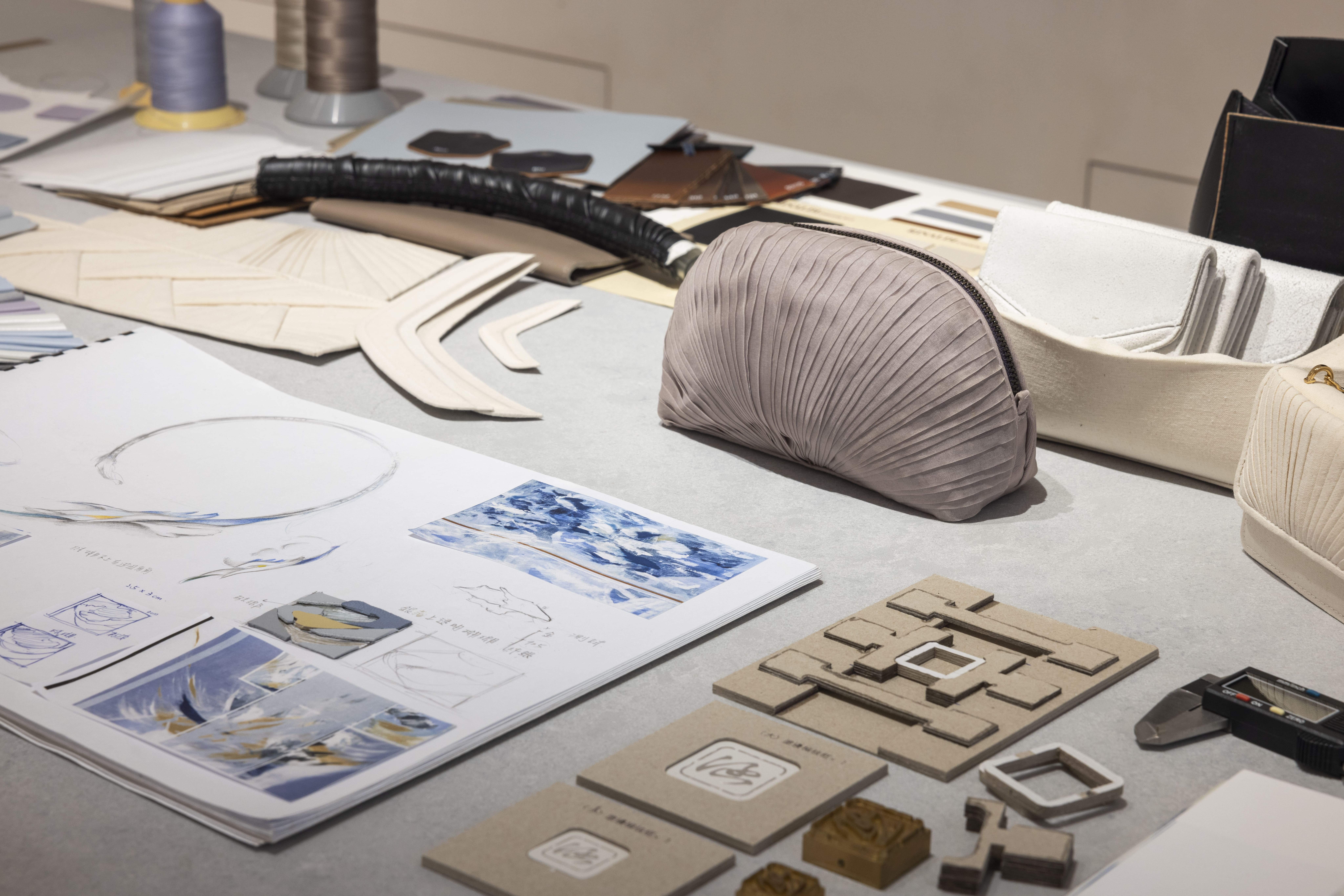 位于安和路上的概念店规划了一场故事展演，展现她一路走来的创作历程与生命印记。