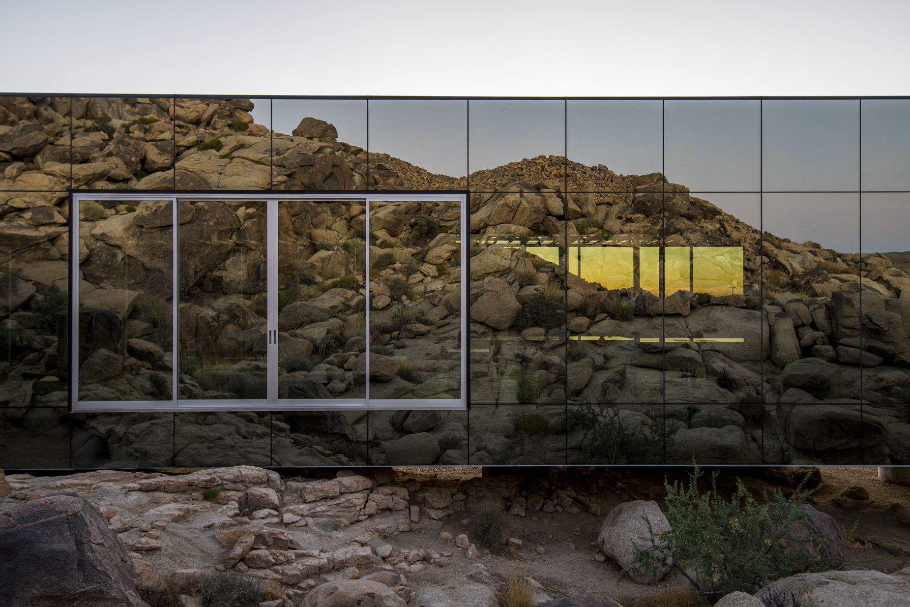 以鏡面外牆映照周遭景觀的 Invisible House，就如同隱形般消失在漠地中。
