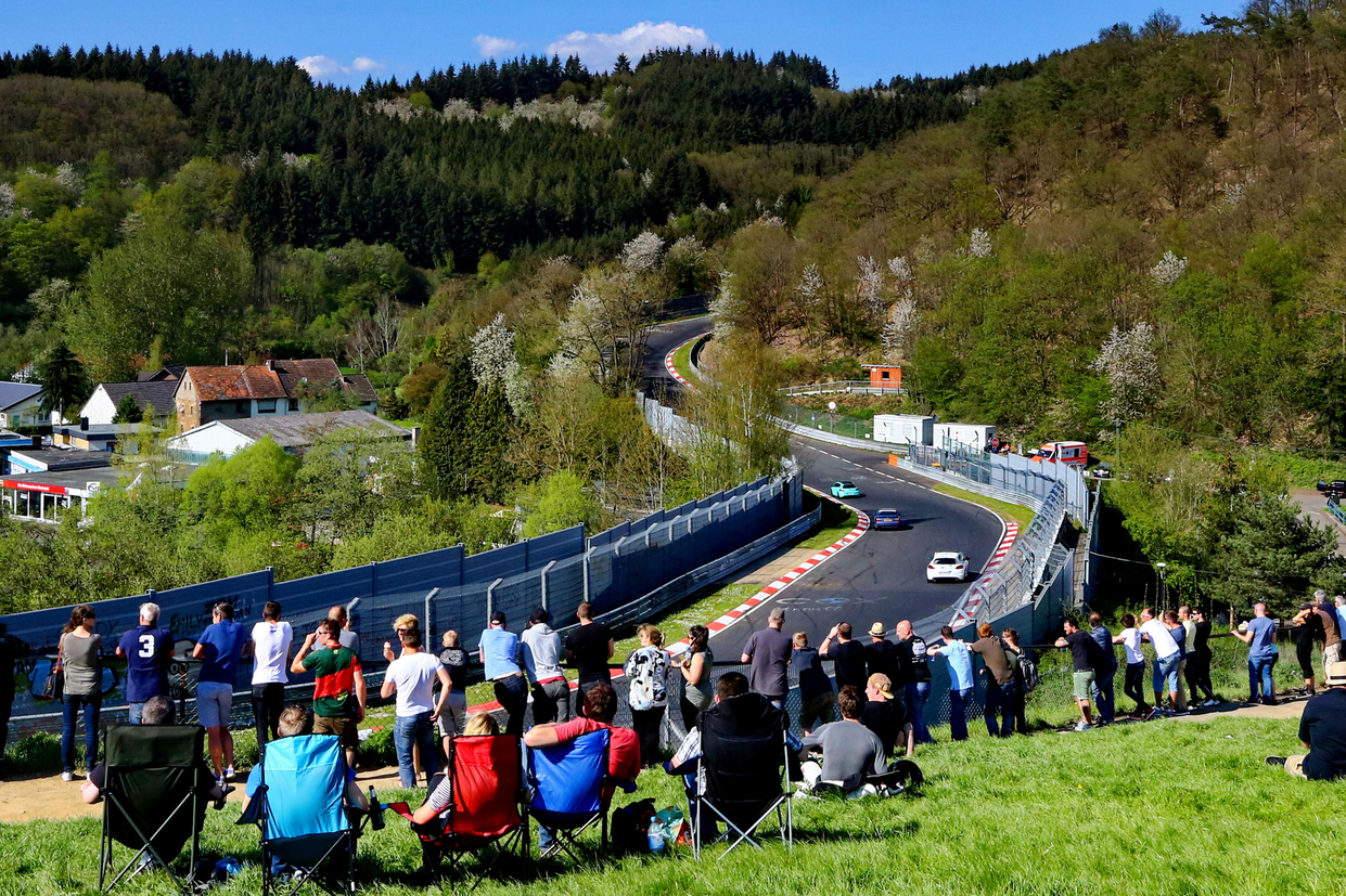 與周遭環境融合的跑道，常吸引許多車迷到現場欣賞各種跑車英姿。
