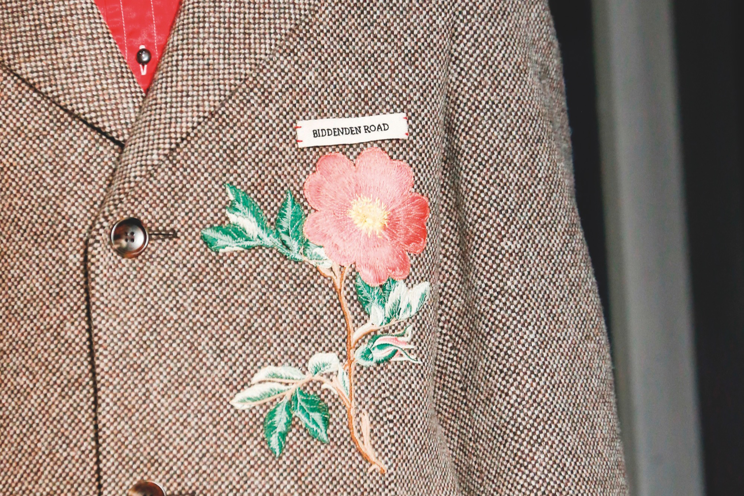 Alessandro Michele对细节极为讲究， 无论是皮带饰纹、刺绣贴章与坠链首饰都是设计 舞台，也以此可自由妆点的小物突显整体风格 变化性。