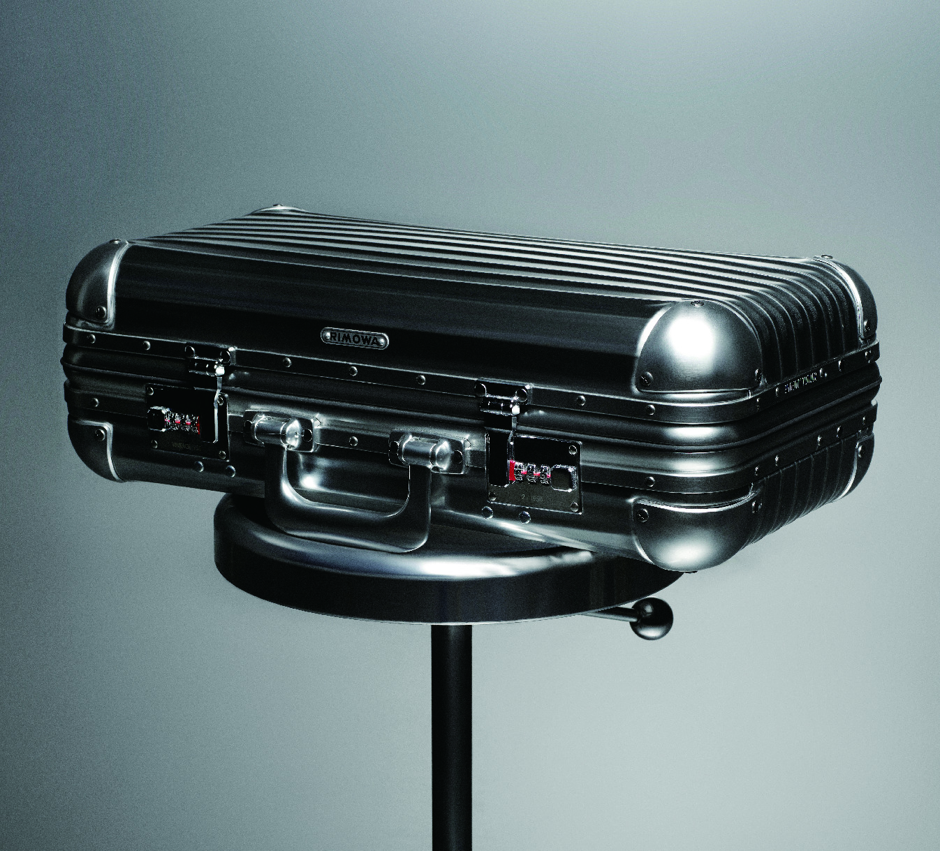 每個人的 RIMOWA 旅行箱某種程度都說出主人的個性，本籍德國的 Karl Lagerfel 私人行李箱顯示他一絲不苟的德式美學。