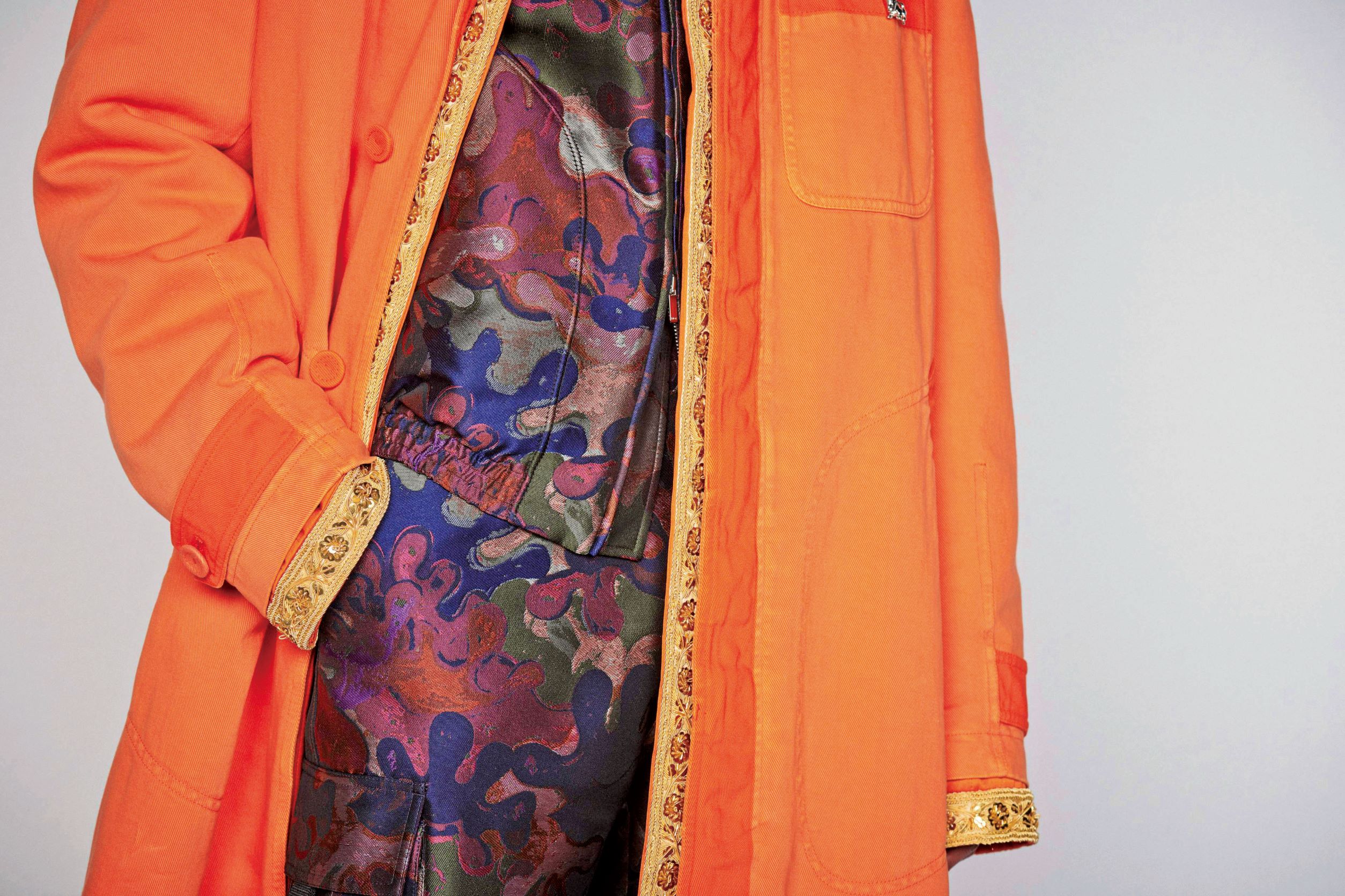 Dior 本季以法兰西艺术院（Académie des BeauxArts）启发的镶金滚边巴洛克刺绣，为 Peter Doig 画作营造「镶框」的视觉效果，彰显时装工艺与艺术合而为一的视觉飨宴。