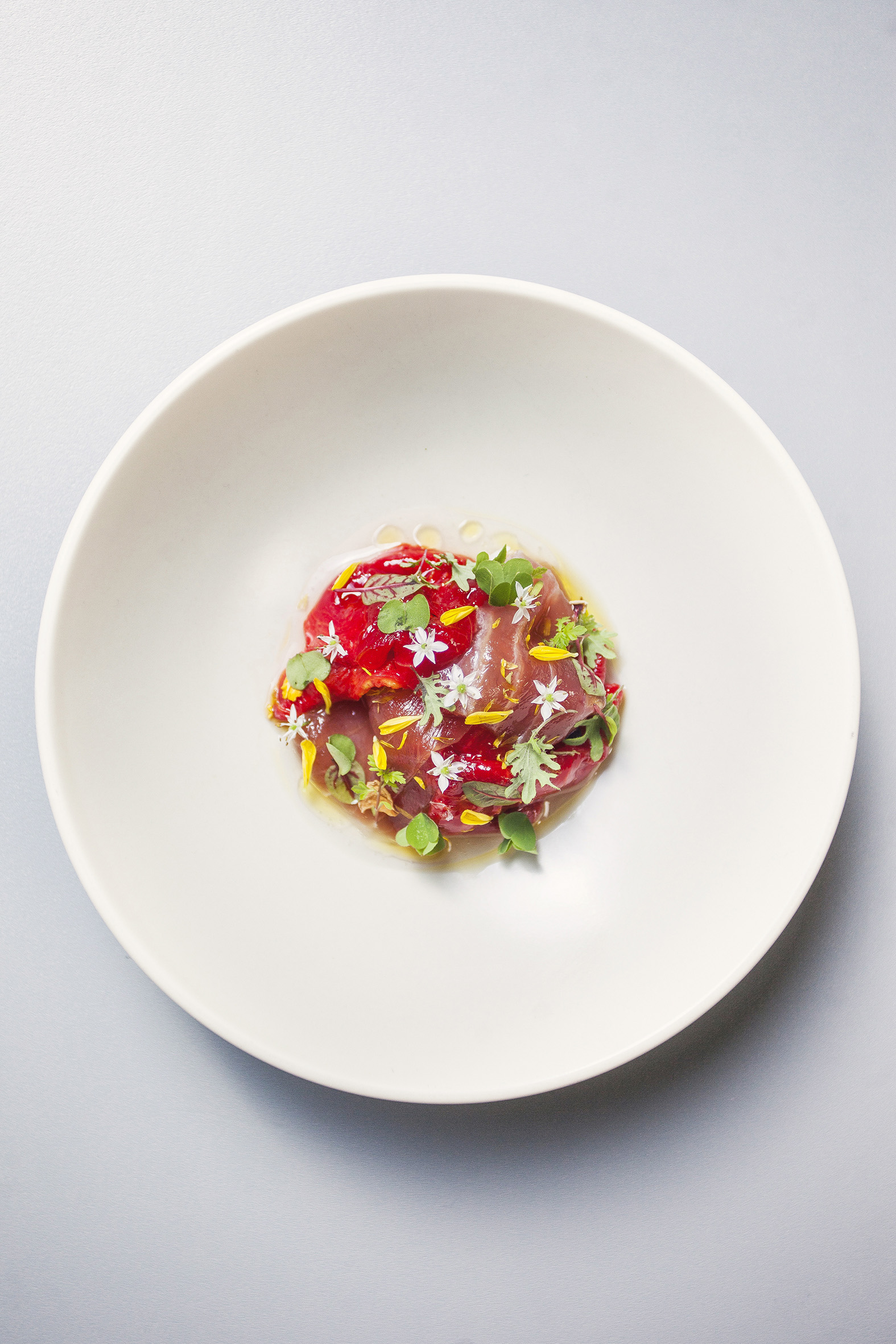 「西瓜│鮪魚│牛番茄」在夏季把西瓜最棒的味道風乾後預藏起來，竟有像生牛肉的口感，與風乾牛番茄與黑鮪魚一起吃，鮮美又清爽。