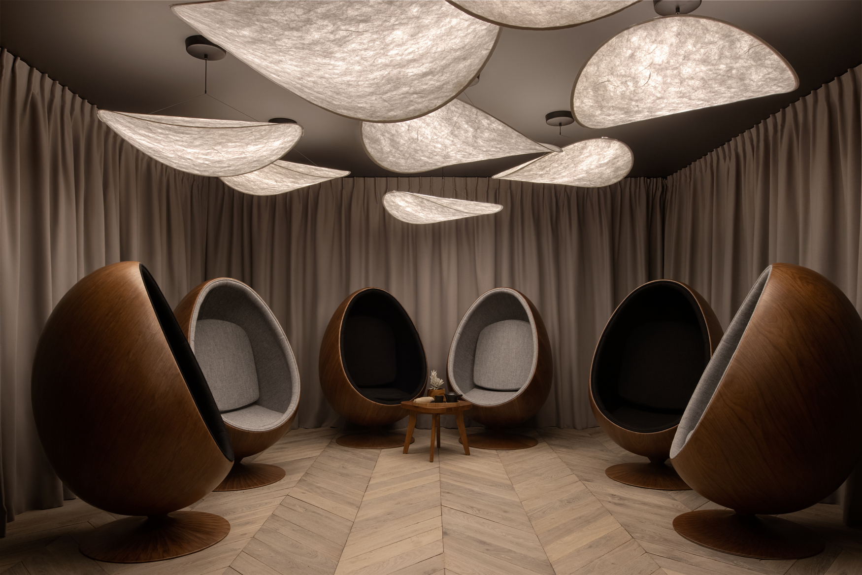 Six Senses Crans-Montana 的 SPA 中心休息室，特別採用了造型可愛的蛋形椅。